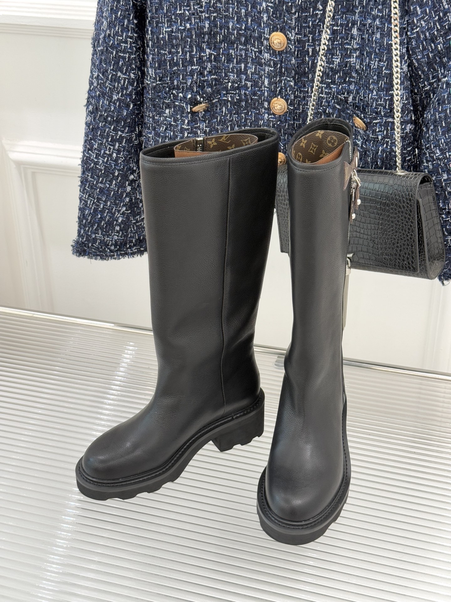 驴牌25WF秋冬新品侧拉链厚底骑士靴当骑士靴的飒爽基因邂逅lv的奢华美学这双厚底长靴便以“力量感优雅”破