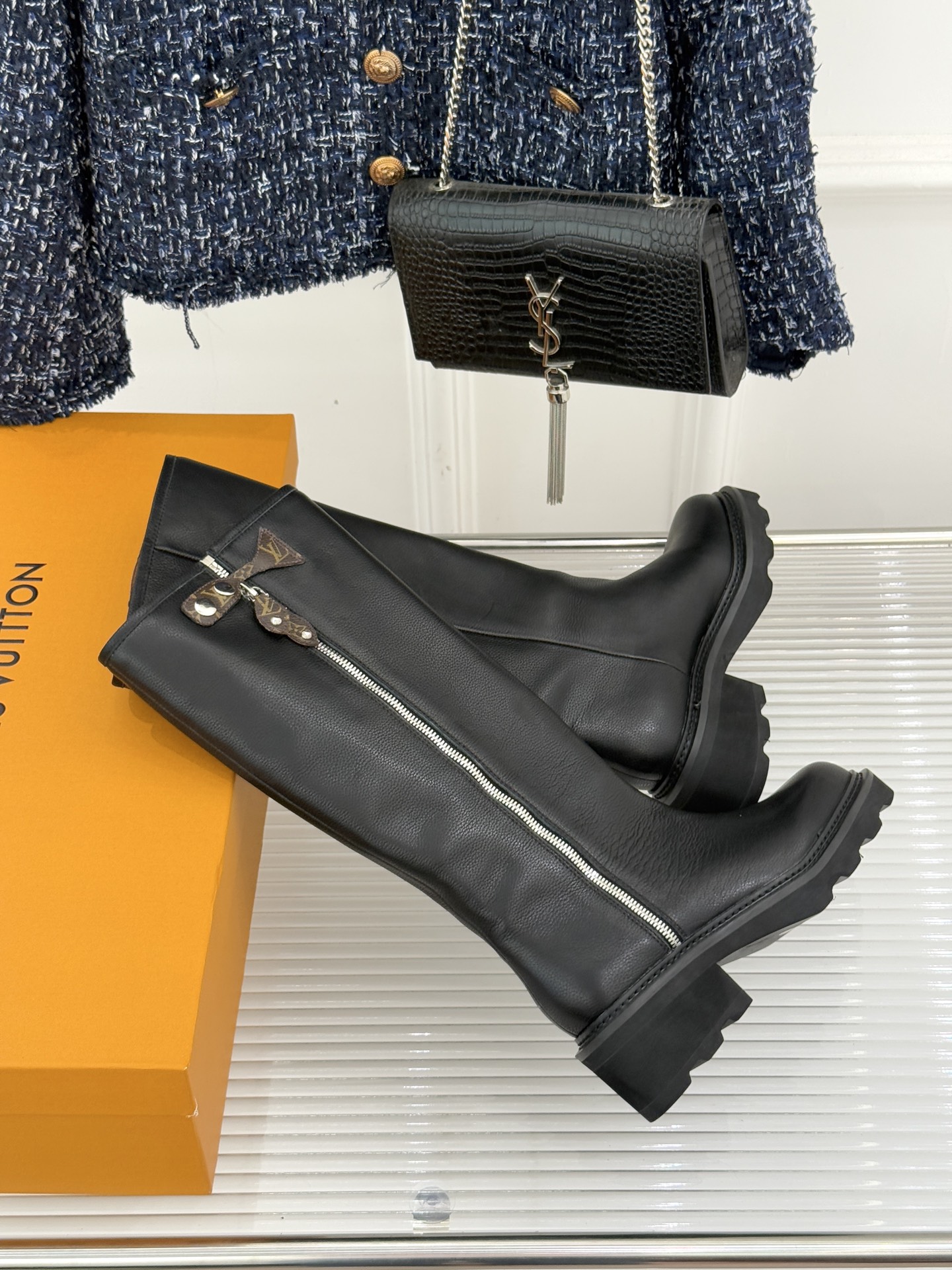 驴牌25WF秋冬新品侧拉链厚底骑士靴当骑士靴的飒爽基因邂逅lv的奢华美学这双厚底长靴便以“力量感优雅”破