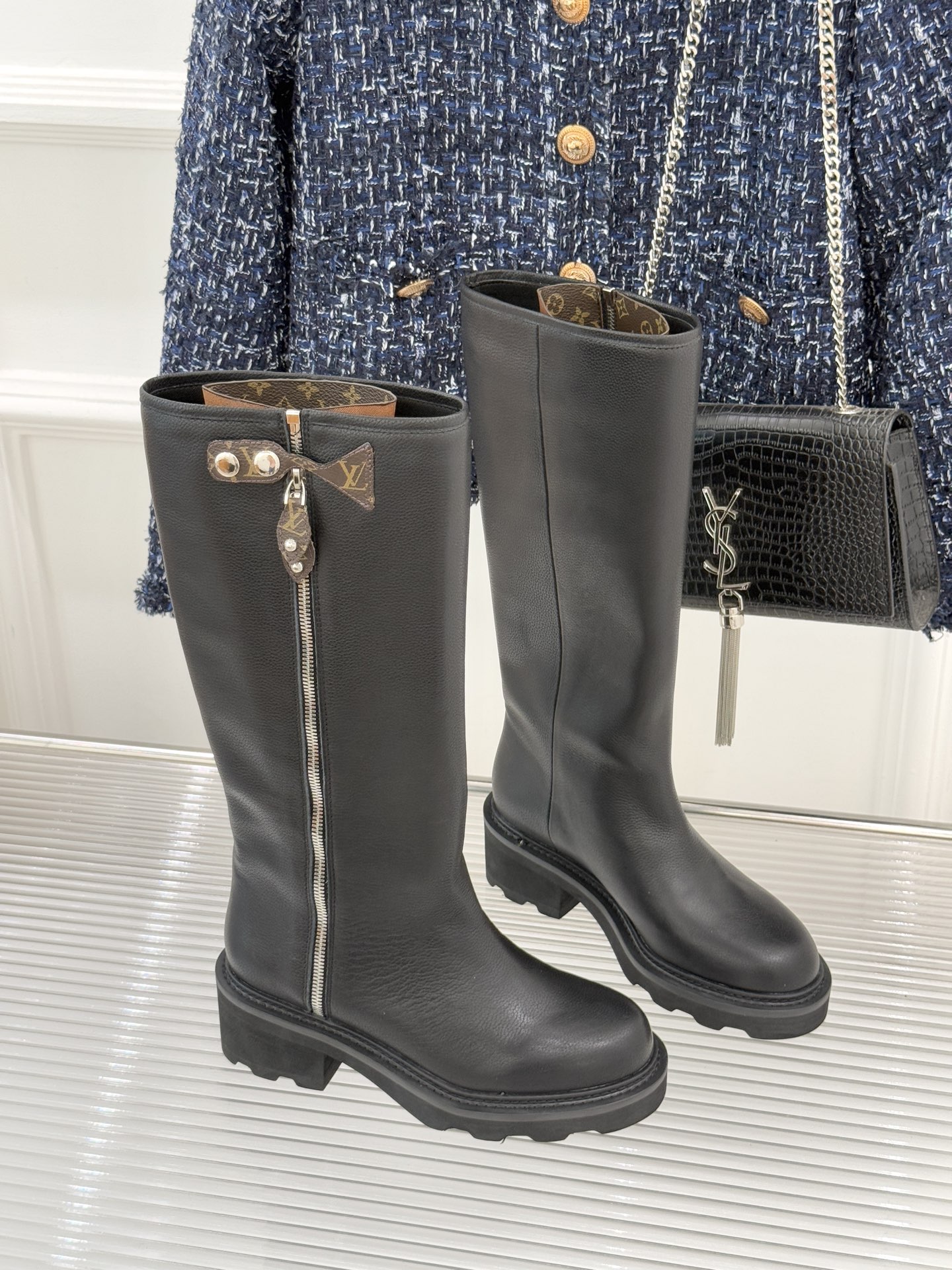 驴牌25WF秋冬新品侧拉链厚底骑士靴当骑士靴的飒爽基因邂逅lv的奢华美学这双厚底长靴便以“力量感优雅”破