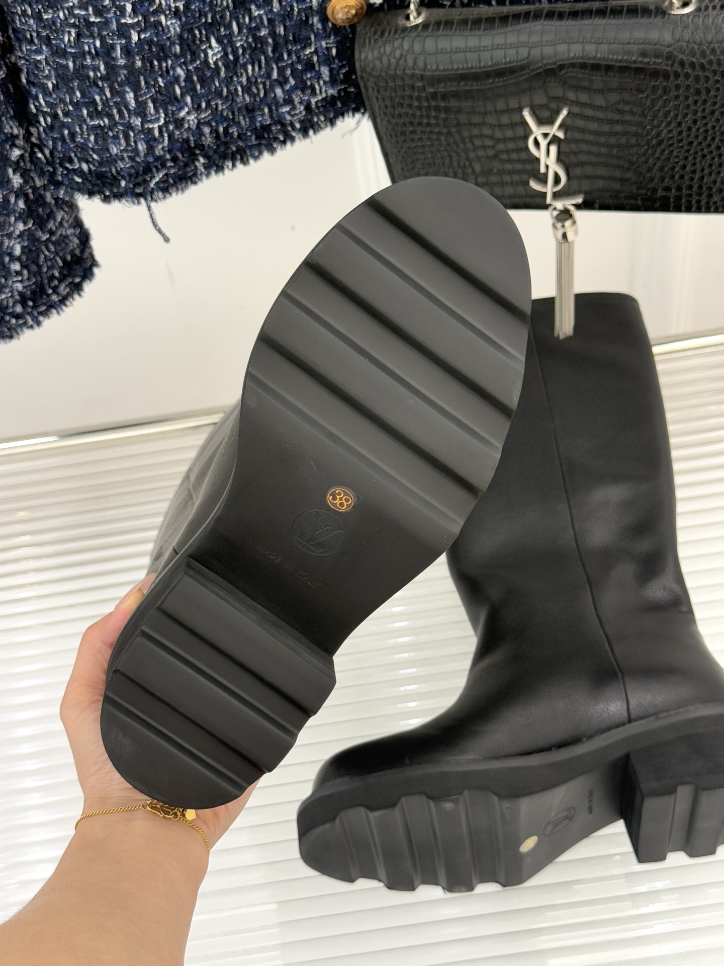 驴牌25WF秋冬新品侧拉链厚底骑士靴当骑士靴的飒爽基因邂逅lv的奢华美学这双厚底长靴便以“力量感优雅”破