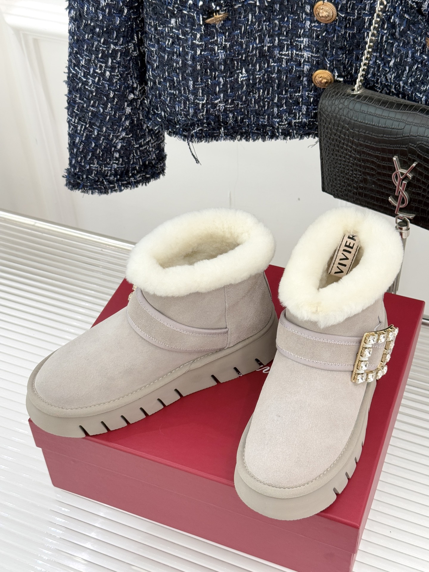 Roger vivier | RV25WF新品方钻扣厚底雪地靴标志性方形水钻扣是视觉焦点施华洛世奇钻饰星