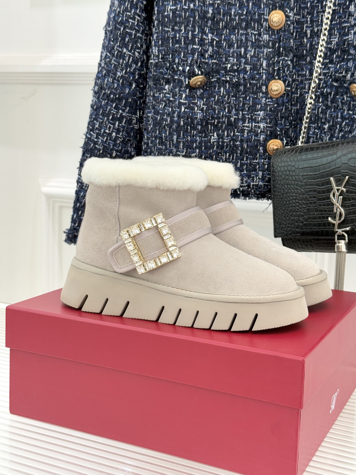 Roger vivier | RV25WF新品方钻扣厚底雪地靴标志性方形水钻扣是视觉焦点施华洛世奇钻饰星