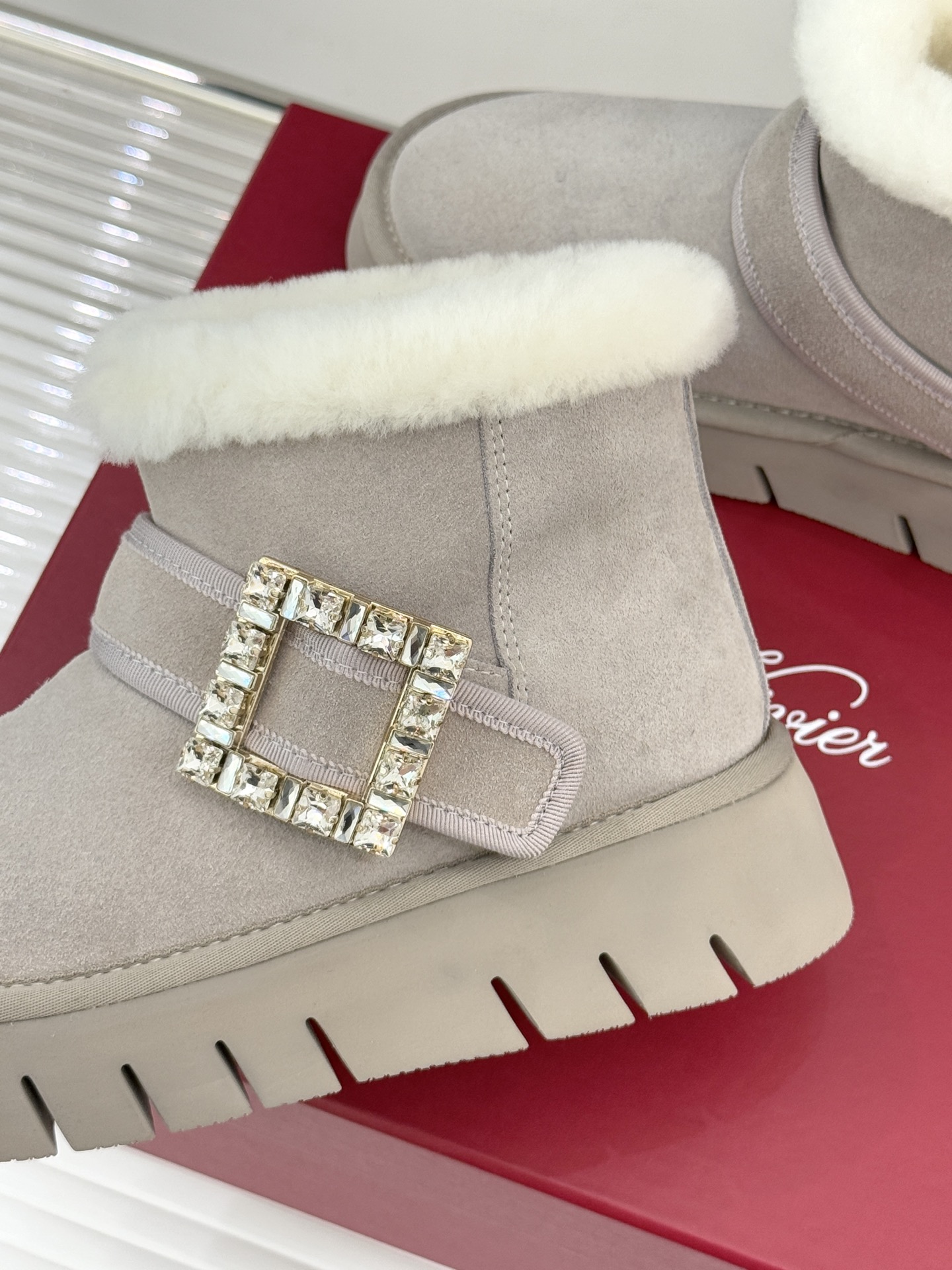 Roger vivier | RV25WF新品方钻扣厚底雪地靴标志性方形水钻扣是视觉焦点施华洛世奇钻饰星