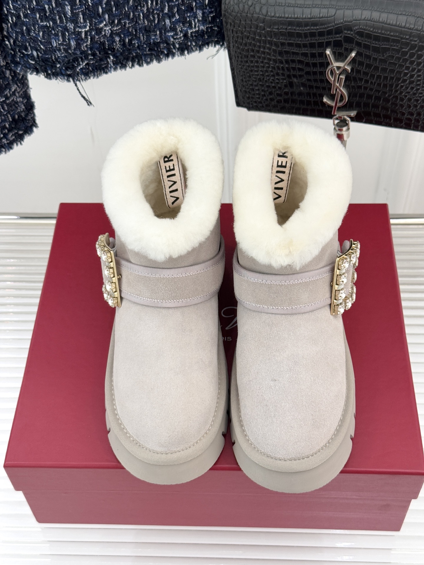 Roger vivier | RV25WF新品方钻扣厚底雪地靴标志性方形水钻扣是视觉焦点施华洛世奇钻饰星