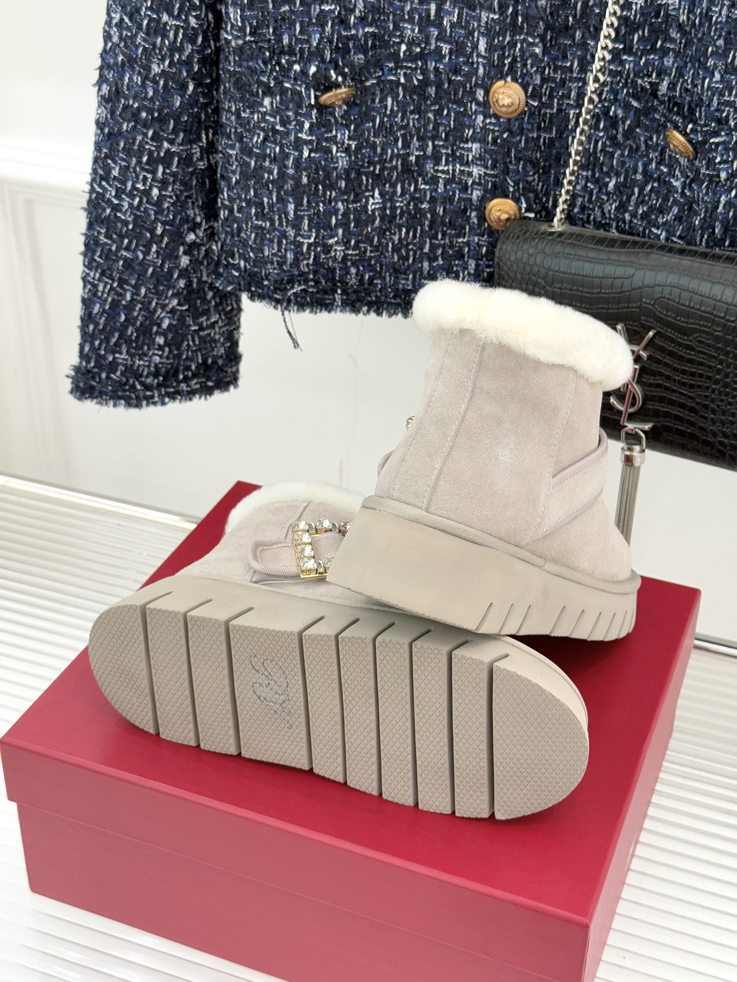 Roger vivier | RV25WF新品方钻扣厚底雪地靴标志性方形水钻扣是视觉焦点施华洛世奇钻饰星