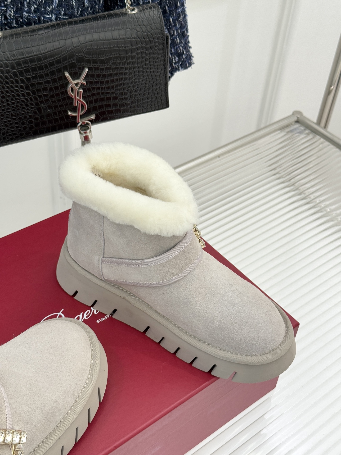 Roger vivier | RV25WF新品方钻扣厚底雪地靴标志性方形水钻扣是视觉焦点施华洛世奇钻饰星