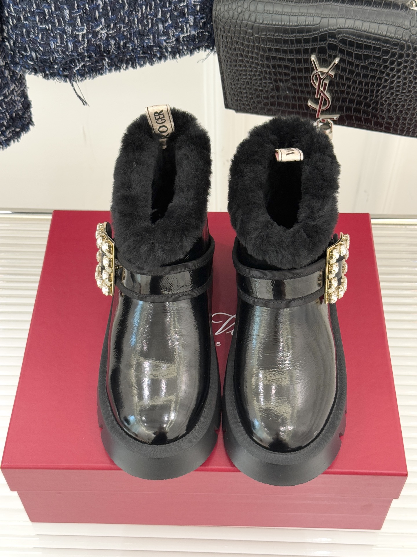 Roger vivier | RV25WF新品方钻扣厚底雪地靴标志性方形水钻扣是视觉焦点施华洛世奇钻饰星