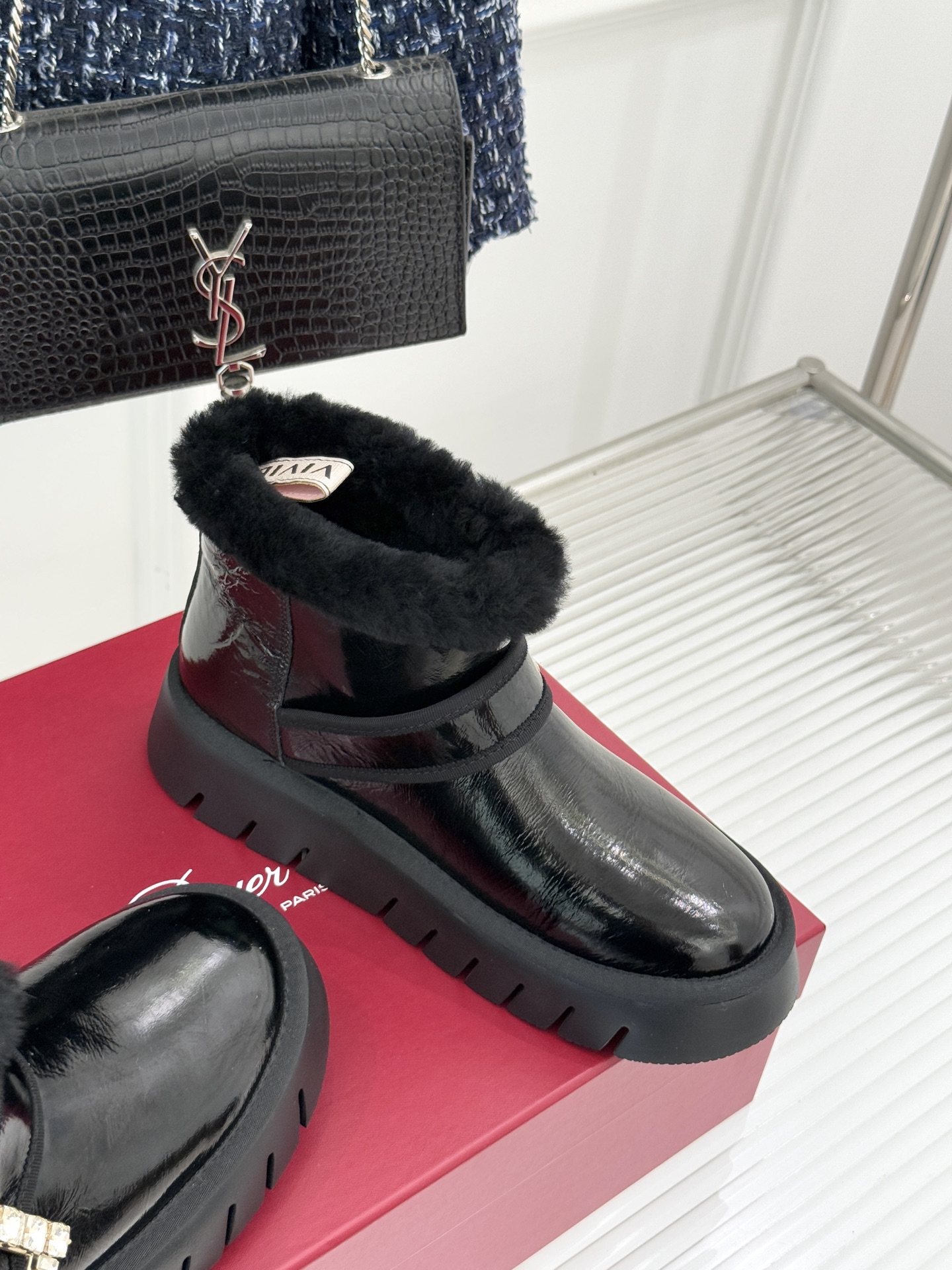 Roger vivier | RV25WF新品方钻扣厚底雪地靴标志性方形水钻扣是视觉焦点施华洛世奇钻饰星