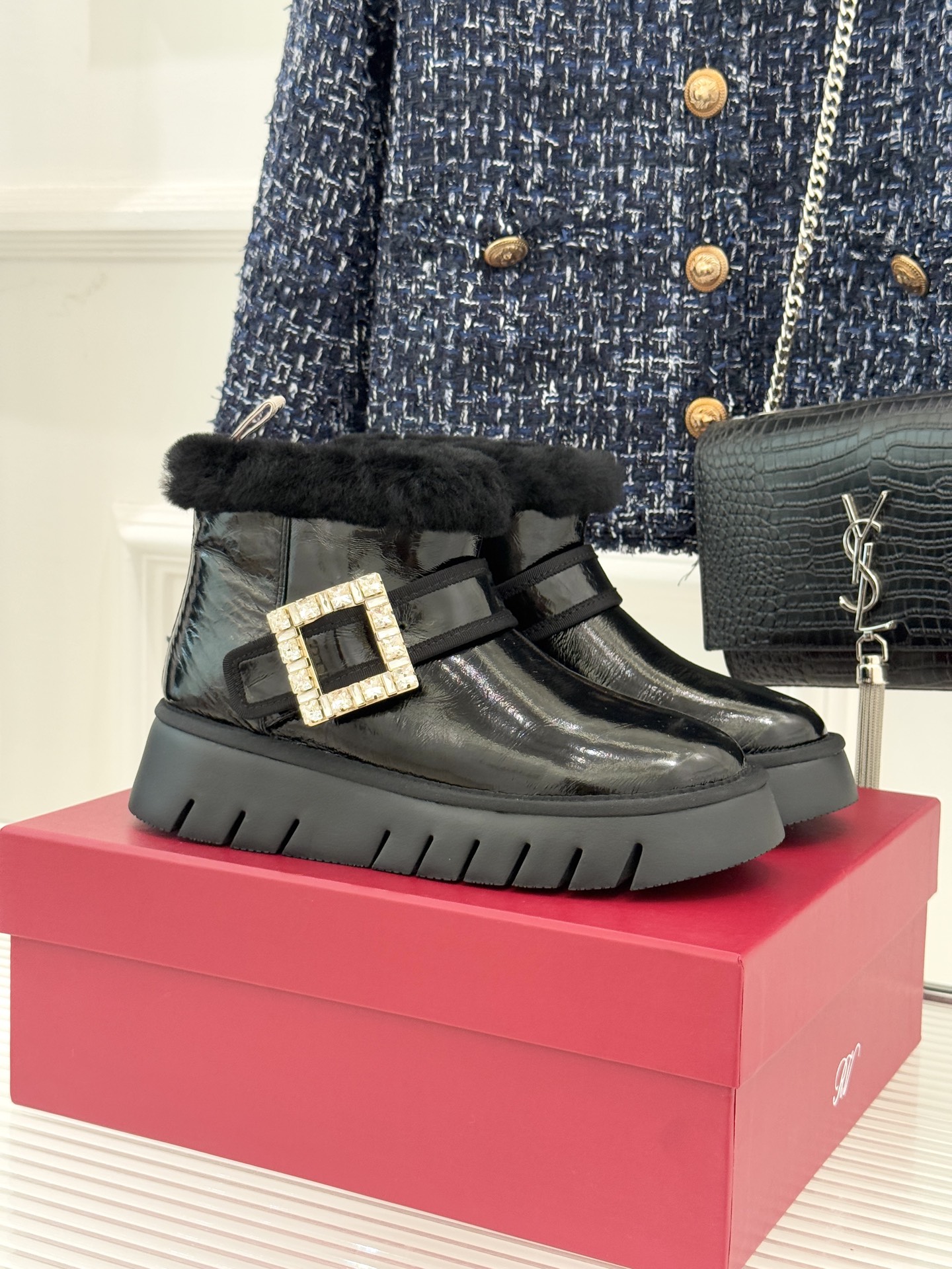 Roger vivier | RV25WF新品方钻扣厚底雪地靴标志性方形水钻扣是视觉焦点施华洛世奇钻饰星