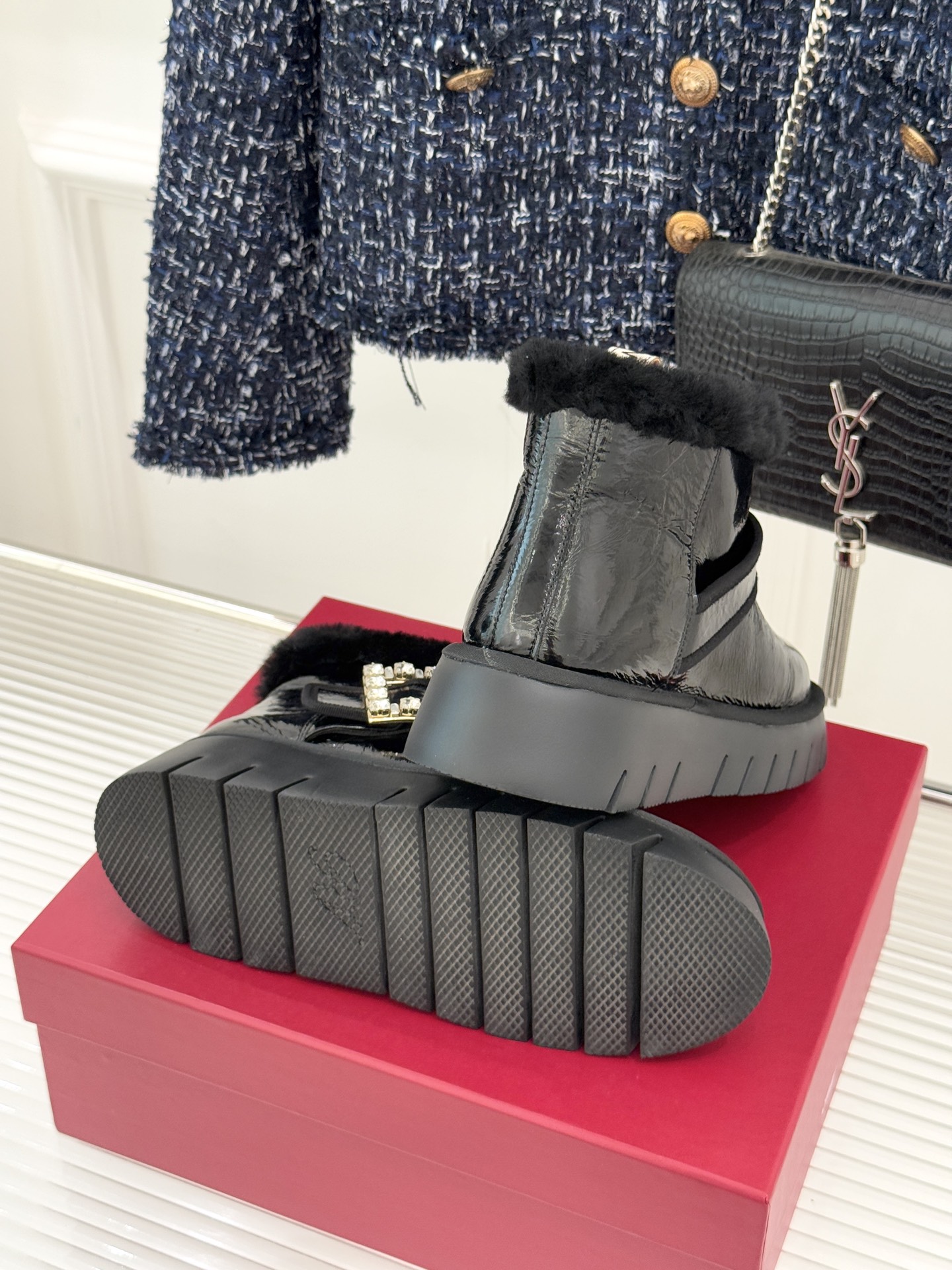 Roger vivier | RV25WF新品方钻扣厚底雪地靴标志性方形水钻扣是视觉焦点施华洛世奇钻饰星