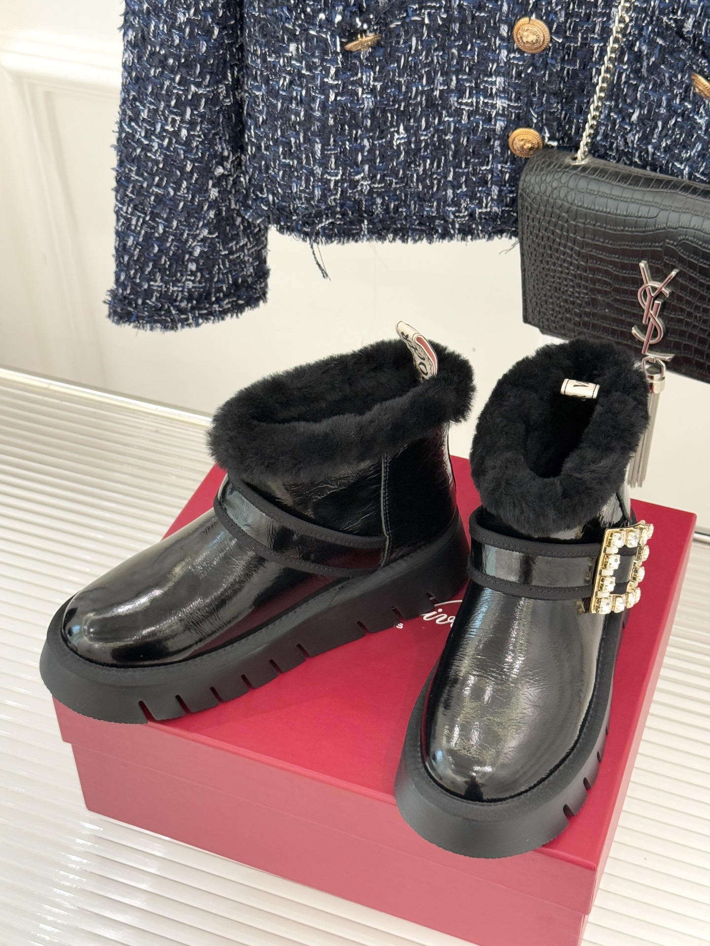 Roger vivier | RV25WF新品方钻扣厚底雪地靴标志性方形水钻扣是视觉焦点施华洛世奇钻饰星