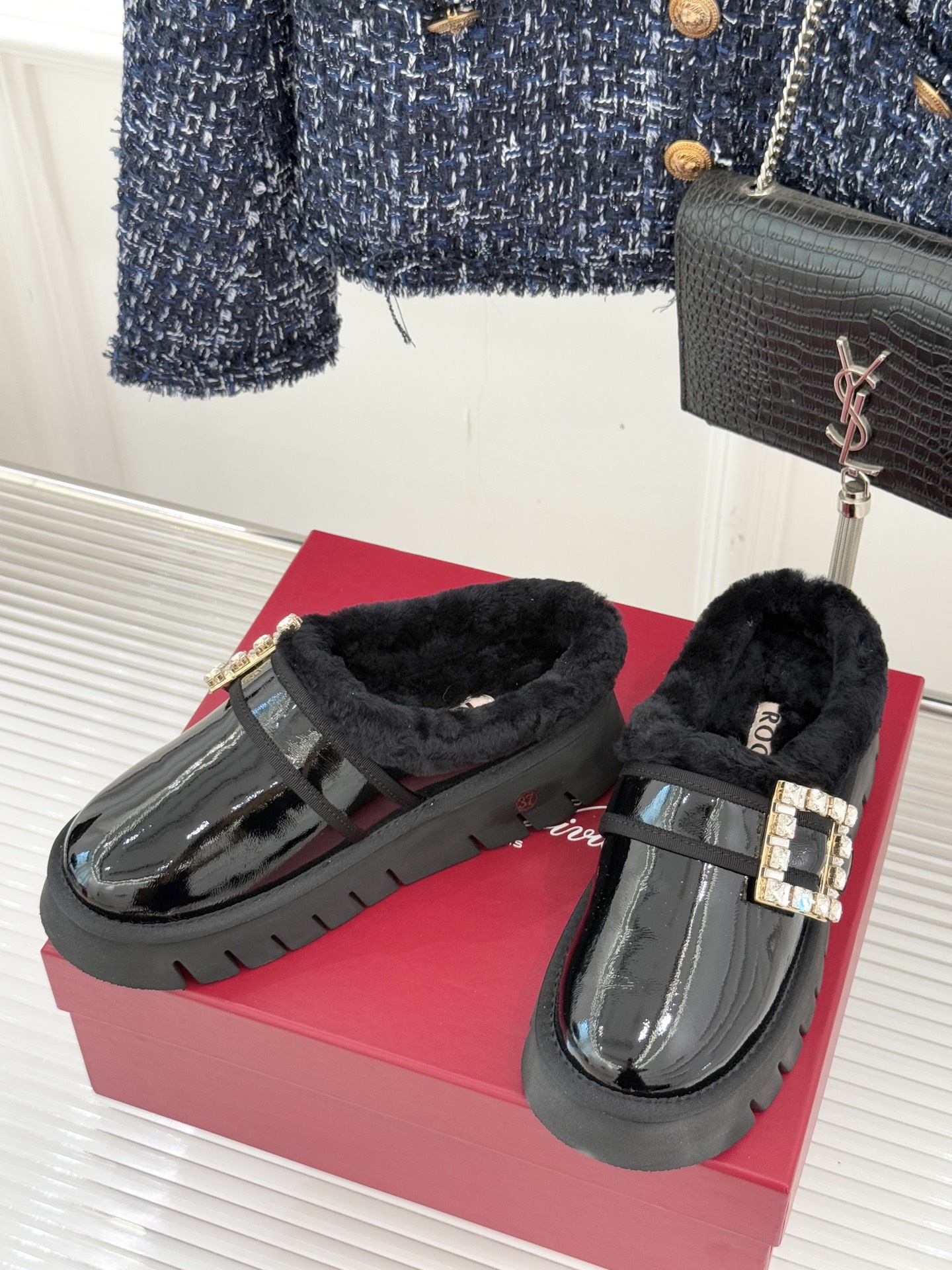 Roger vivier | RV25WF新品方钻扣厚底雪地靴标志性方形水钻扣是视觉焦点施华洛世奇钻饰星