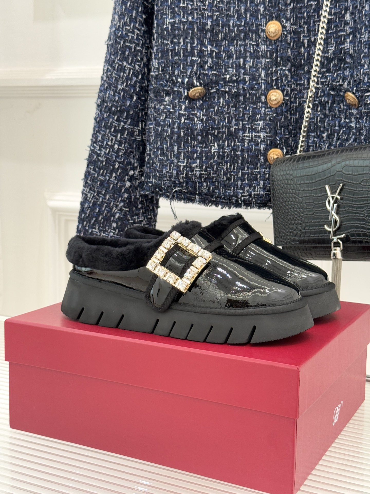 Roger vivier | RV25WF新品方钻扣厚底雪地靴标志性方形水钻扣是视觉焦点施华洛世奇钻饰星