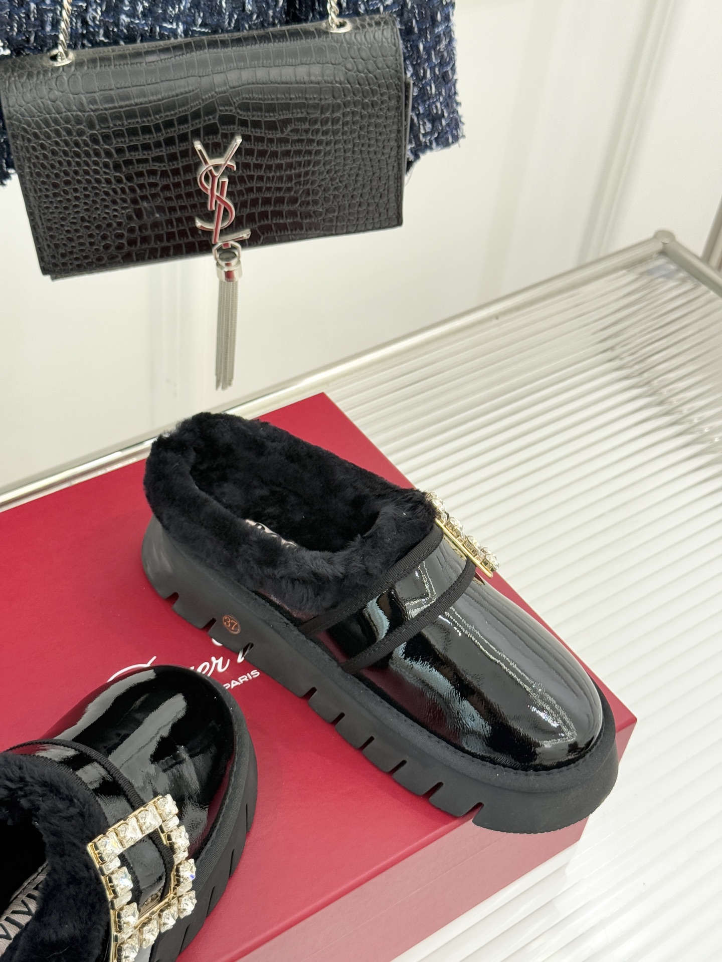 Roger vivier | RV25WF新品方钻扣厚底雪地靴标志性方形水钻扣是视觉焦点施华洛世奇钻饰星