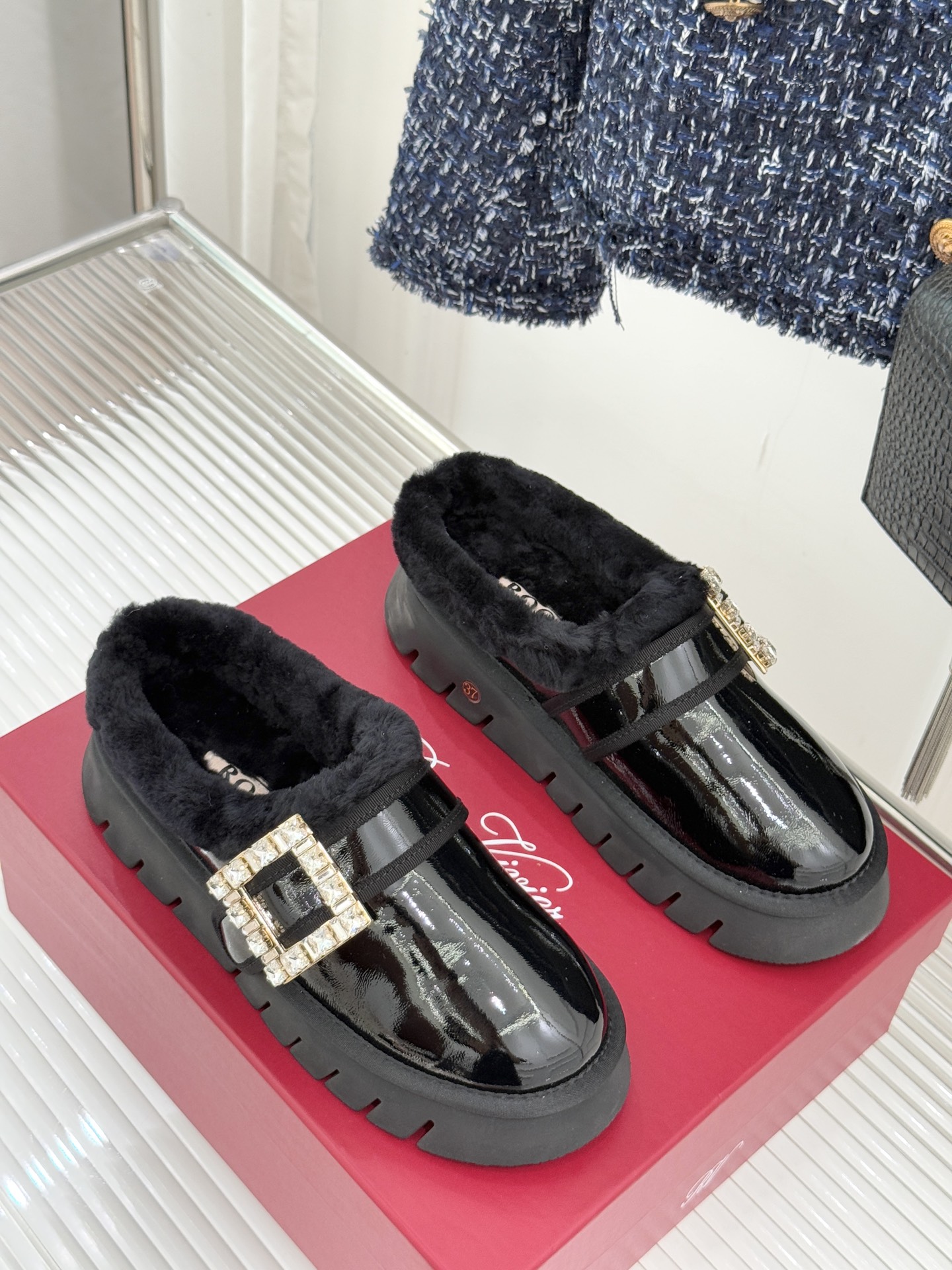 Roger vivier | RV25WF新品方钻扣厚底雪地靴标志性方形水钻扣是视觉焦点施华洛世奇钻饰星