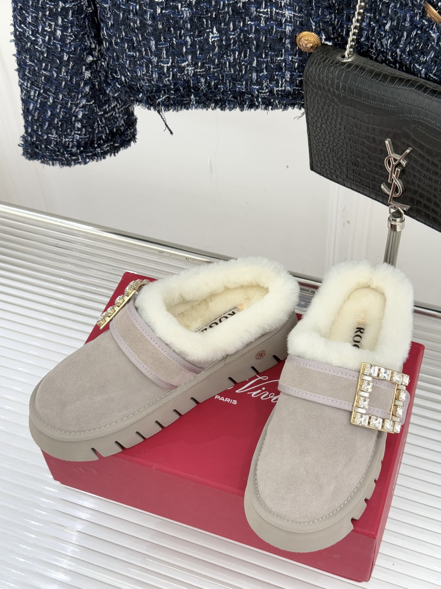 Roger vivier | RV25WF新品方钻扣厚底雪地靴标志性方形水钻扣是视觉焦点施华洛世奇钻饰星