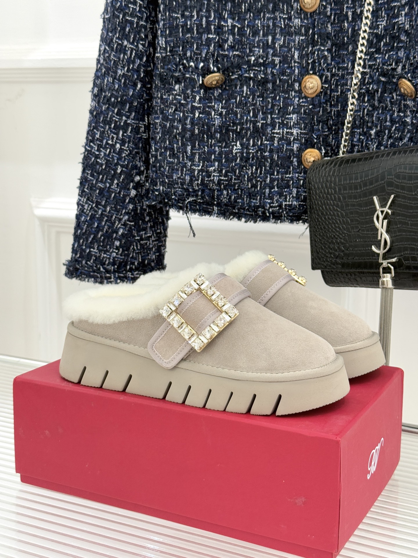 NO:562139,Short 280cm tall Roger vivor | RV25WF new square diamond buckle thick-soled snow boots. The iconic square rhinestone buckle is the focus of the eye. Swarovski diamonds are as bright as stars. The geometric balance of straight edges and rounded corners hides the brand's design philosophy for more than half a century. It is just like the independent and gentle posture of women. The uppers are carved with Italian craftsmanship and wrapped with imported sheep wool from Australia. Each step is filled with spring-like warmth.  The thick-soled design hides ingenuity and is a blessing for little people. It not only continues the fashionable tension of the brand's thick-soled shoes, but also uses rubber foam outsole to build a solid non-slip foundation. It is not only a warm tool to resist the cold, but also the finishing touch to brighten the style, allowing the light of the classic square buckle to continue to shine in the cold winter.   size35-39 (40/41 customized), snow boots, roger vivor, swarovski, boots19860909矮280 高 Roger vivier | RV25WF新品方钻扣 厚底雪地靴 标志性方形水钻扣是视觉焦点 施华洛世奇钻饰星辰般的璀璨 直边与圆角的几何平衡里 藏着品牌半个多世纪的设计哲思 恰如女性独立而温婉的姿态 意大利匠心工艺雕琢的鞋面 与澳洲进口绵羊毛内里包裹 让每一步都踏在春日般的暖意中 厚底设计暗藏巧思 堪称小个子福音 既延续品牌厚底鞋履的时尚张力 又以橡胶发泡大底筑牢防滑根基 它既是抵御严寒的保暖利器 亦是点亮造型的点睛之笔 让经典方扣的光芒 在寒冬里持续闪耀. size35-39（40/41定制）,雪地靴,roger vivier,swarovski,boots,Women's Shoes