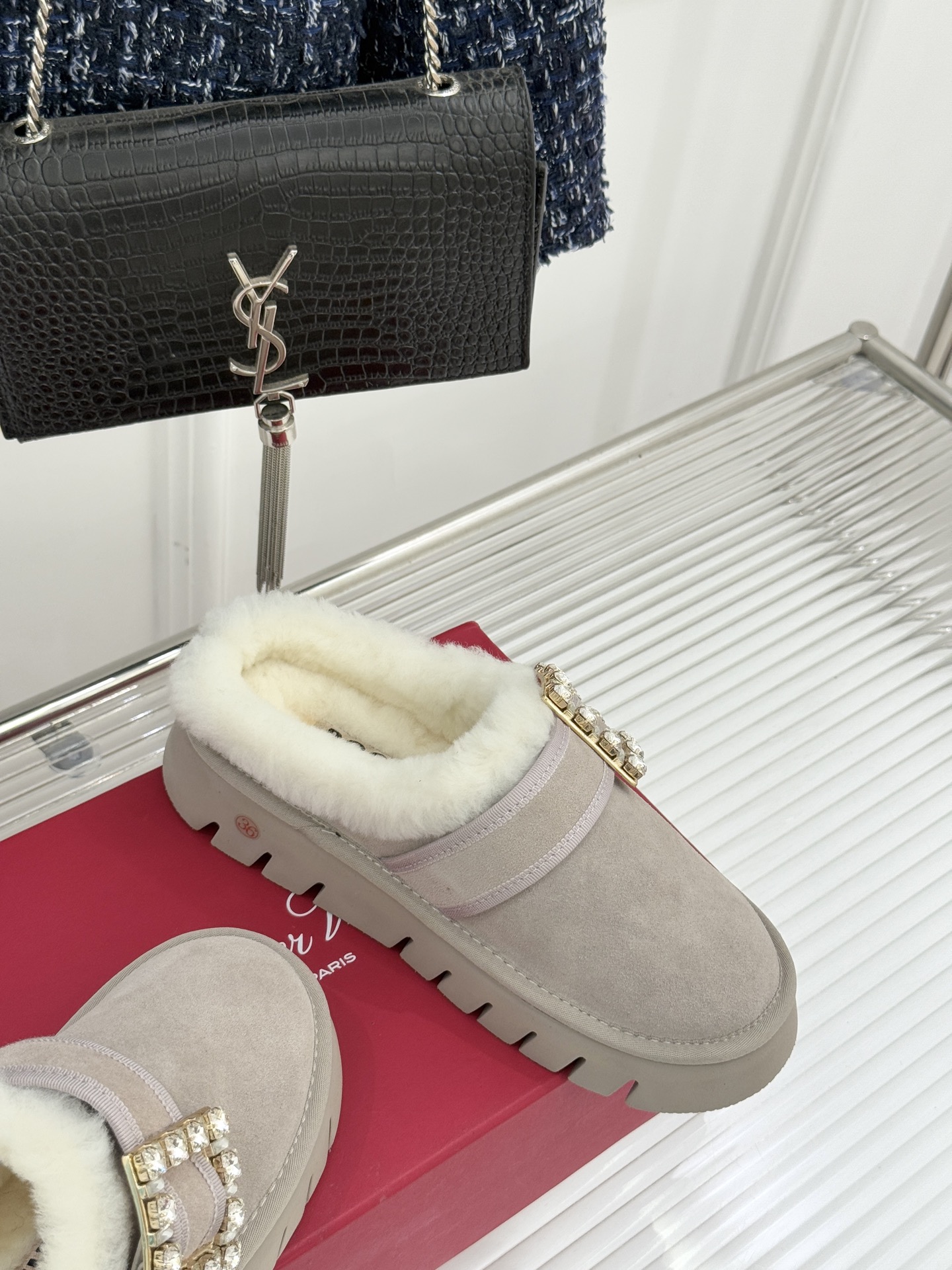 Roger vivier | RV25WF新品方钻扣厚底雪地靴标志性方形水钻扣是视觉焦点施华洛世奇钻饰星