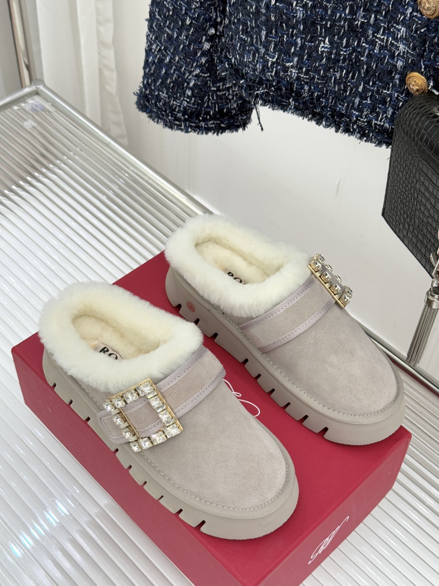 Roger vivier | RV25WF新品方钻扣厚底雪地靴标志性方形水钻扣是视觉焦点施华洛世奇钻饰星