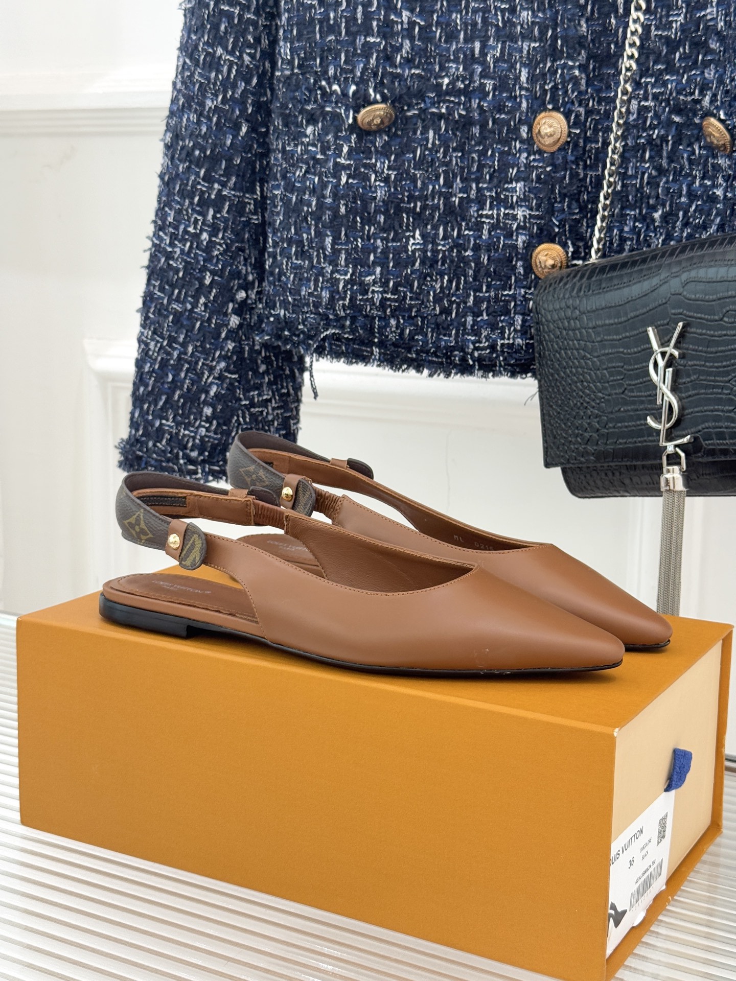 驴牌25WF秋冬新品老花尖头后空猫跟凉鞋感受先锋设计与经典格调的激情碰撞让足下生风 成为街头焦点。经典老