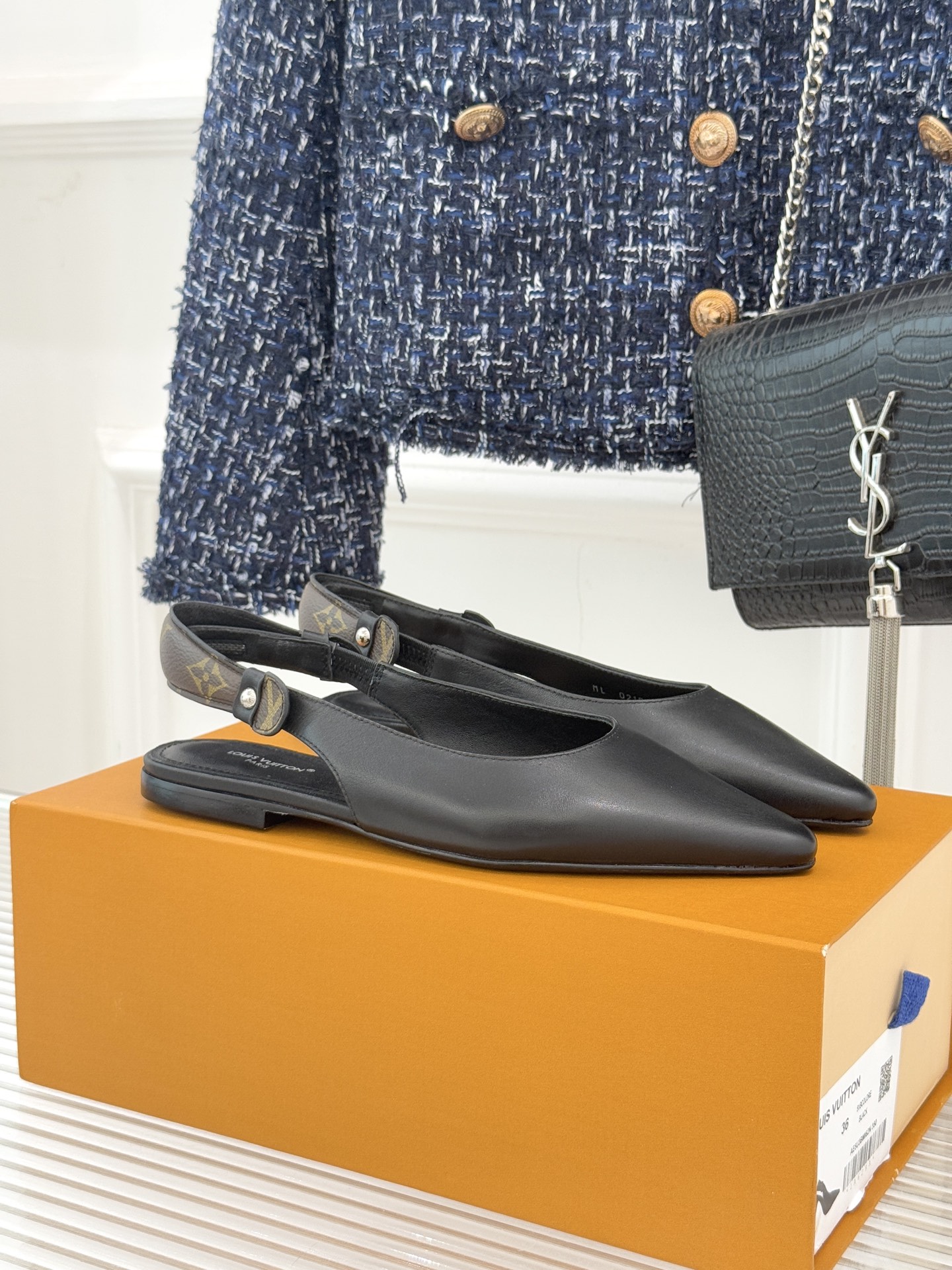 驴牌25WF秋冬新品老花尖头后空猫跟凉鞋感受先锋设计与经典格调的激情碰撞让足下生风 成为街头焦点。经典老