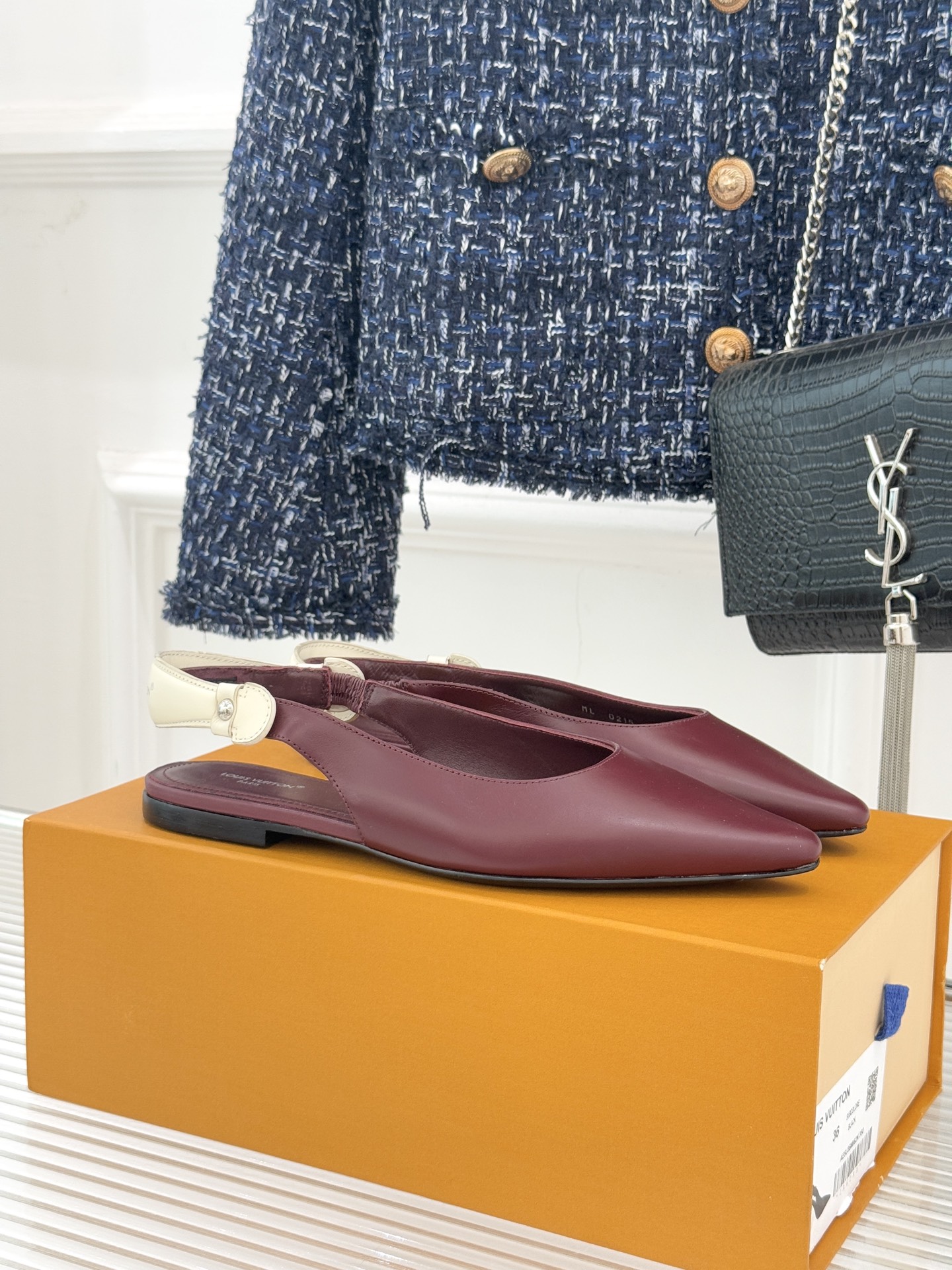 驴牌25WF秋冬新品老花尖头后空猫跟凉鞋感受先锋设计与经典格调的激情碰撞让足下生风 成为街头焦点。经典老