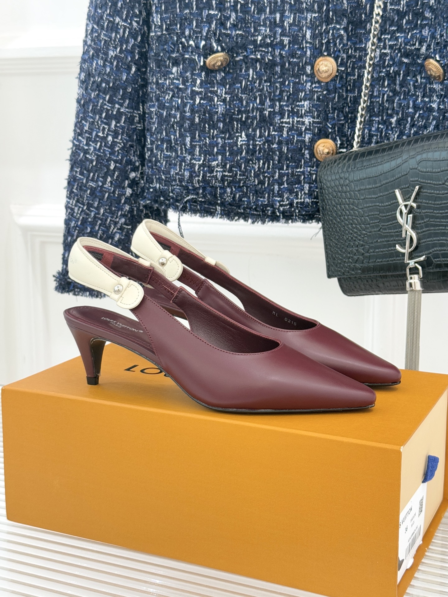 驴牌25WF秋冬新品老花尖头后空猫跟凉鞋感受先锋设计与经典格调的激情碰撞让足下生风 成为街头焦点。经典老