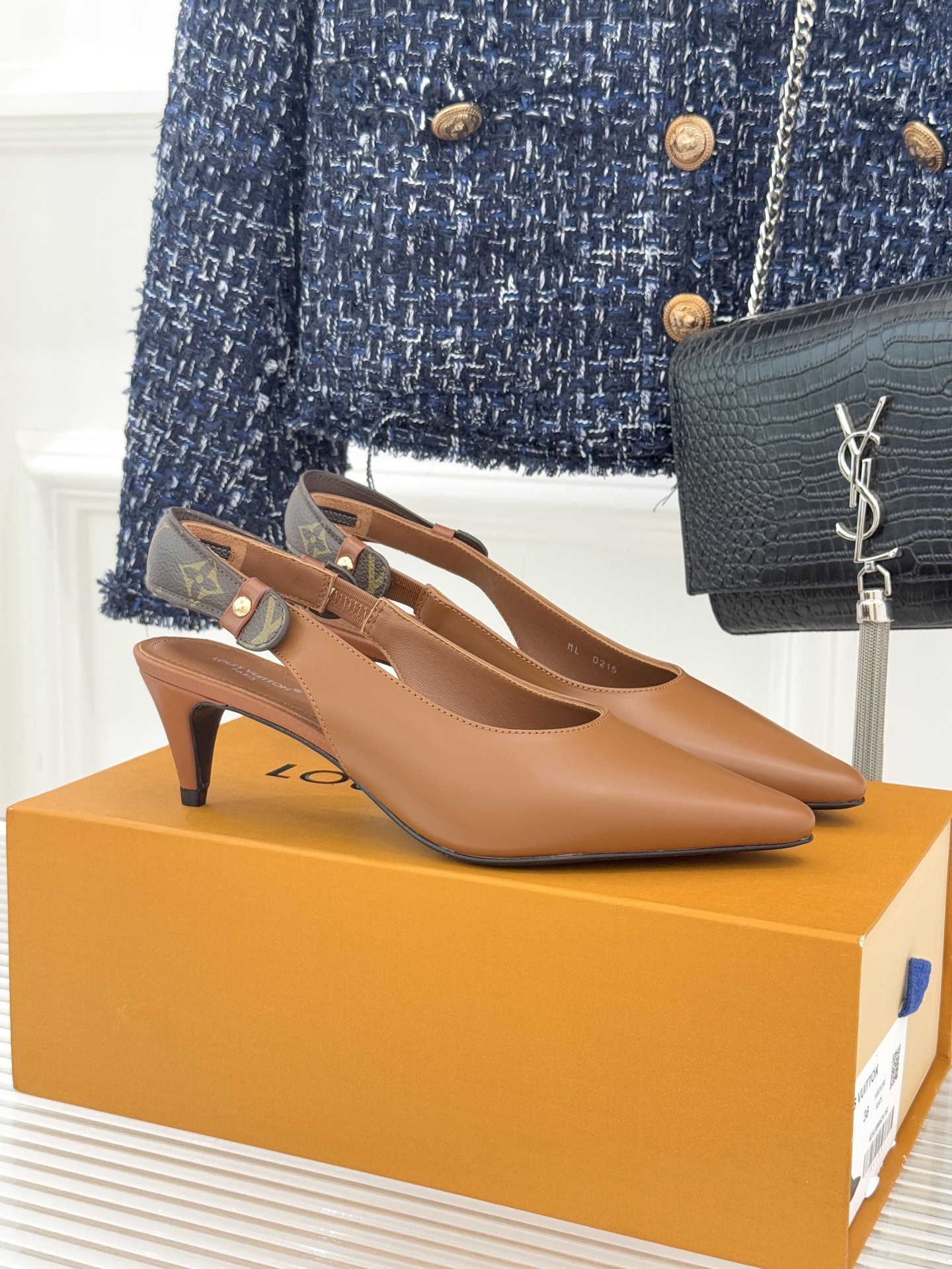 驴牌25WF秋冬新品老花尖头后空猫跟凉鞋感受先锋设计与经典格调的激情碰撞让足下生风 成为街头焦点。经典老