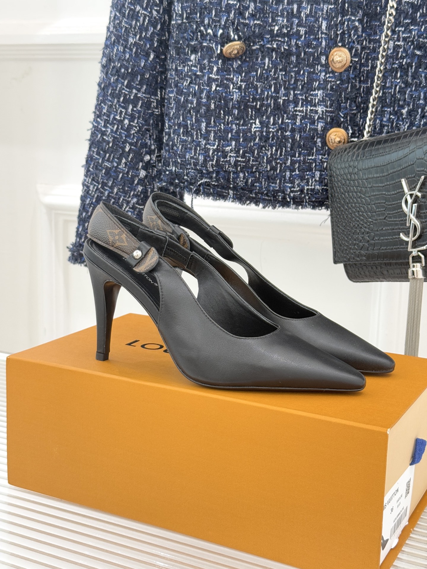 驴牌25WF秋冬新品老花尖头后空猫跟凉鞋感受先锋设计与经典格调的激情碰撞让足下生风 成为街头焦点。经典老