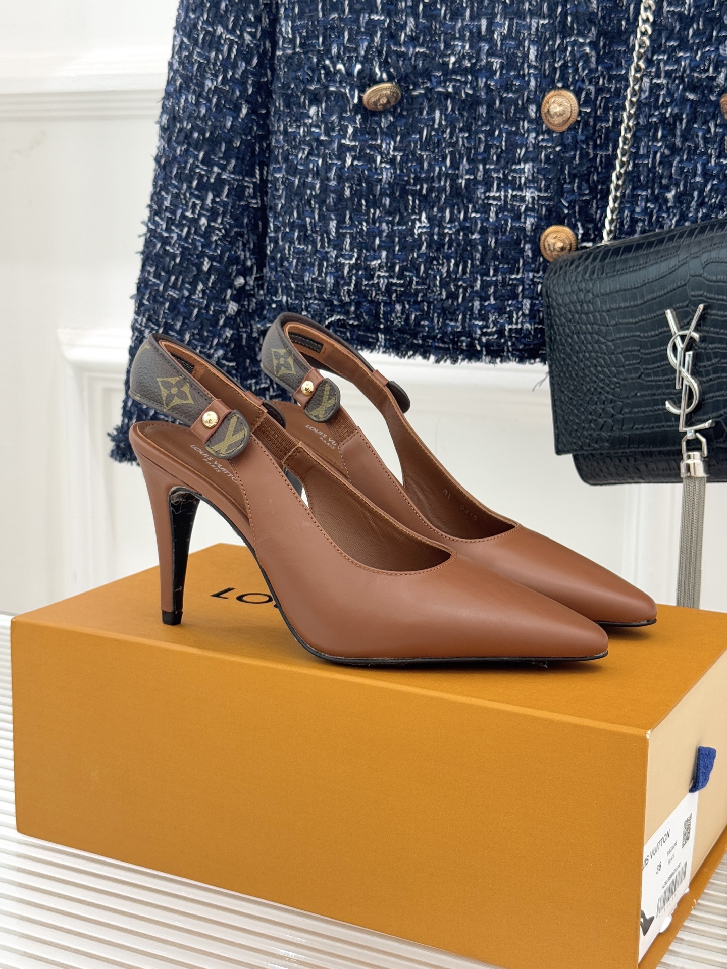 驴牌25WF秋冬新品老花尖头后空猫跟凉鞋感受先锋设计与经典格调的激情碰撞让足下生风 成为街头焦点。经典老