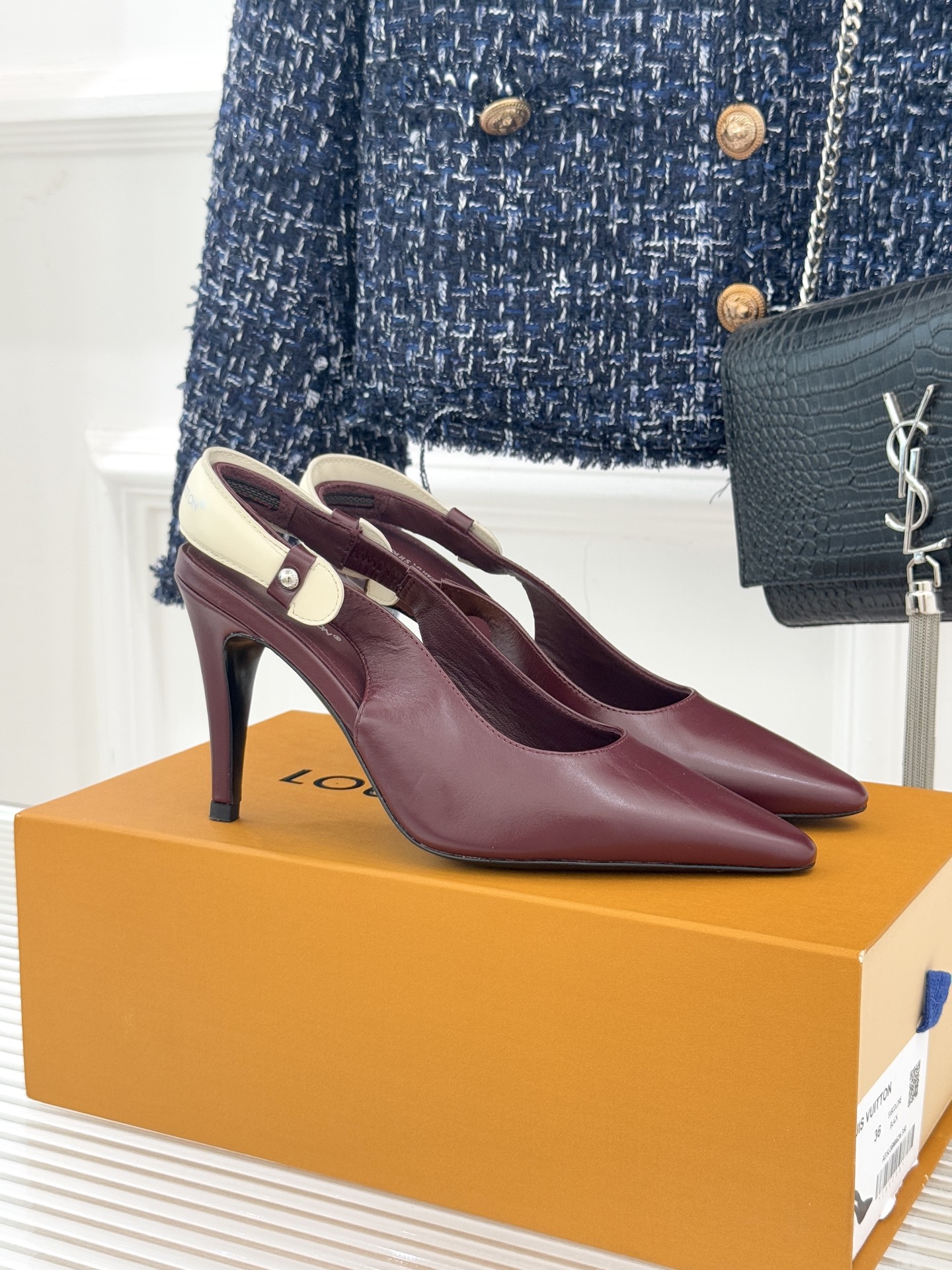 NO:562133,Donkey brand 25WF autumn and winter new presbyopic pointed toe cat-heeled sandals. Feel the passionate collision of avant-garde design and classic style, making your feet windy and becoming the focus of the street. Classic presbyopic and modern fashion collide to create sparks. Each step reveals the brand heritage. The exquisite metal LV logo is embellished on it, highlighting luxury in a low-key manner and inadvertently showing extraordinary taste. The individual pointed toe design is neat and fashionable, perfectly elongating the leg line, giving you confidence and freedom when walking. About 5cm height  Find a perfect balance between elegance and comfort, allowing you to exude charming charm and full aura in every gesture. Pair it with slim jeans and a simple top to create a smart commuting style. Combined with a floral dress, it is an elegant and romantic French style. Wear it to a party and instantly become the focus of the audience. The fabric is made of original custom leather.   The inner foot pads are all sheepskin, Italian imported genuine leather outsole size 35-39 (customized 40/41), sandals, louis vuitton, louis vuitton, sandals, skirts, jeans, sheepskin, Leather soles19860909驴牌25WF秋冬新品老花尖头后空 猫跟凉鞋 感受先锋设计与经典格调的激情碰撞 让足下生风 成为街头焦点. 经典老花与现代时尚碰撞出火花 每一步都踏出品牌底蕴. 精致金属LV标识点缀其上 低调中彰显奢华 不经意间展现非凡品味. 个性尖头设计 利落又时尚 完美拉长腿部线条 赋予你行走间的自信与洒脱. 约5cm高度 在优雅与舒适间找到绝妙平衡 让你在举手投足间散发迷人魅力 气场全开. 搭配修身牛仔裤和简约上衣 打造干练通勤风 与碎花连衣裙组合 就是优雅浪漫的法式风情 穿上它参加派对 瞬间成为全场焦点. 面料采用原版定制皮料 内里垫脚均为羊皮 意大利进口真皮大底 size35-39（40/41定制）,凉鞋,louis vuitton,louis vuitton,sandals,skirts,jeans,sheepskin,Leather soles,Women's Shoes