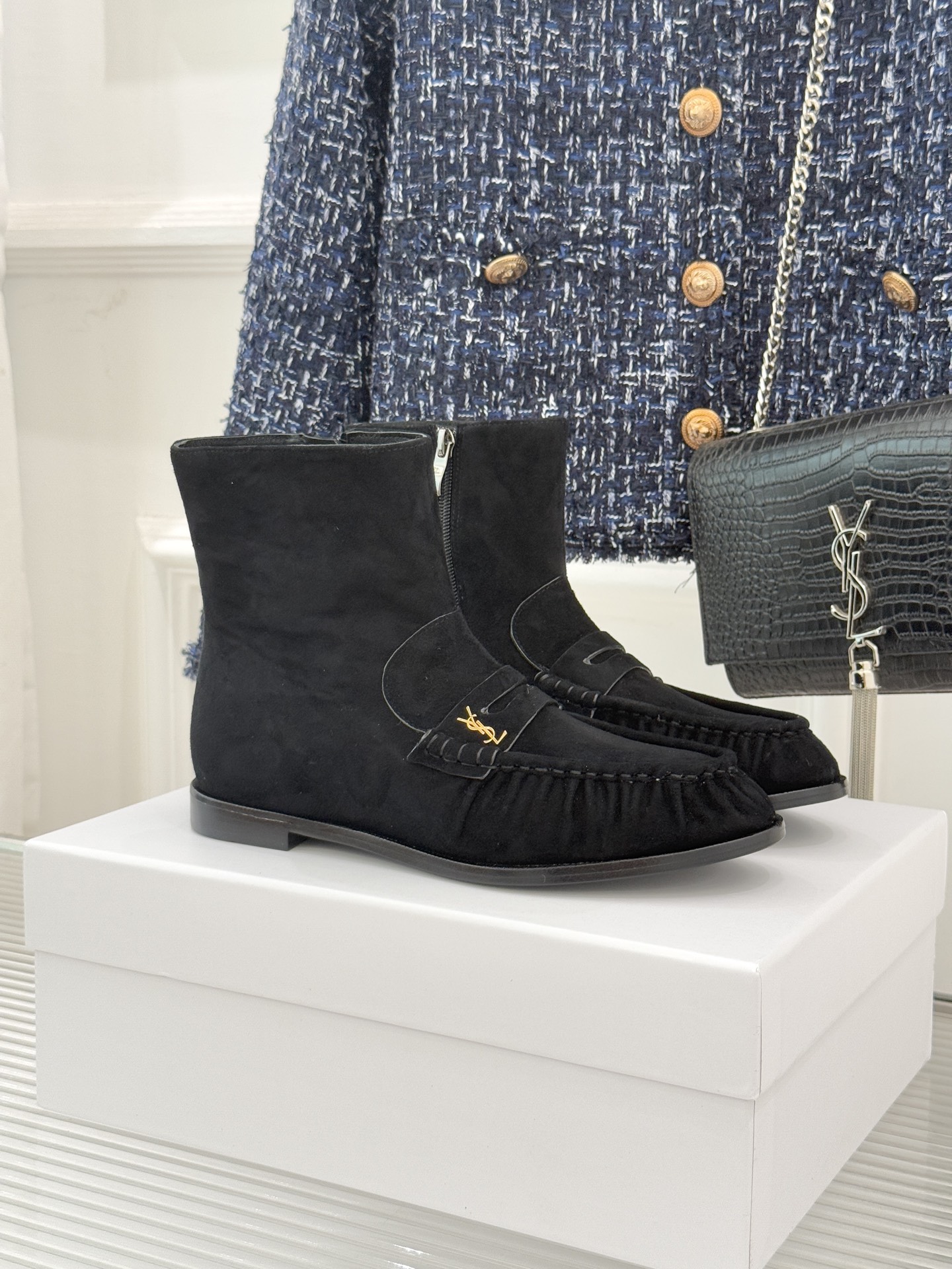 NO:562892,(With original airplane box) Saint Lauren*YSL Saint Laurent 25WF new product YSL letter ruffled edge Loaf short boots. When Loft's lazy gene meets the neat silhouette of the short boots, it injects effortless fashion into the autumn and winter looks. The natural wrinkles of the upper are the finishing touch, and the texture that flows with the step is like a casually outlined line, which echoes the relaxed aesthetics popular in autumn and winter.  It also uses a delicate texture to eliminate the heavy feeling of the boots. The iconic golden YSL letter logo embellishes the shoe body. The cold luster of the metal and the soft texture of the pleats condense the elegance of the brand for more than half a century into a square inch. Whether it is paired with suit trousers for a smart workplace or a knitted skirt for a lazy style. Let the folds hide the casualness and let the logo show your attitude. This pair of short boots is a great tool for keeping warm in autumn and winter.   It is the fashion key to unlock multiple styles. The fabric is made of original customized leather, the inner pads are all sheepskin, and the Italian imported genuine leather outsole size35-39 (customized 40/41/42), boots, saint laurent, saint laurent, saint laurent, loafers, boots, skirts, business suit, sheepskin, Leather soles19860909（配原版飞机盒） Saint Lauren*YSL圣罗兰25WF新品 YSL字母褶皱边乐福短靴 当乐福慵懒基因邂逅短靴的利落轮廓 它为秋冬造型注入毫不费力的时髦感. 鞋面的自然褶皱是点睛之笔, 随步履流转的肌理如同随性勾勒的线条 既呼应了秋冬流行的松弛美学 又以细腻质感消解了靴履的厚重感 标志性金色YSL字母徽标点缀鞋身 金属的冷冽光泽与褶皱的柔和肌理, 将品牌半个多世纪的优雅底蕴凝于方寸之间 无论是搭配西装裤演绎职场干练 还是配针织裙诠释慵懒格调 都能适配. 让褶皱藏住随性 让徽标彰显态度 这双短靴既是秋冬保暖利器 更是解锁多元风格的时尚密钥. 面料采用原版定制皮料 内里垫脚均为羊皮 意大利进口真皮大底 size35-39（40/41/42定制）,靴子,saint laurent,saint laurent,saint laurent,loafers,boots,skirts,business suit,sheepskin,Leather soles,Women's Shoes