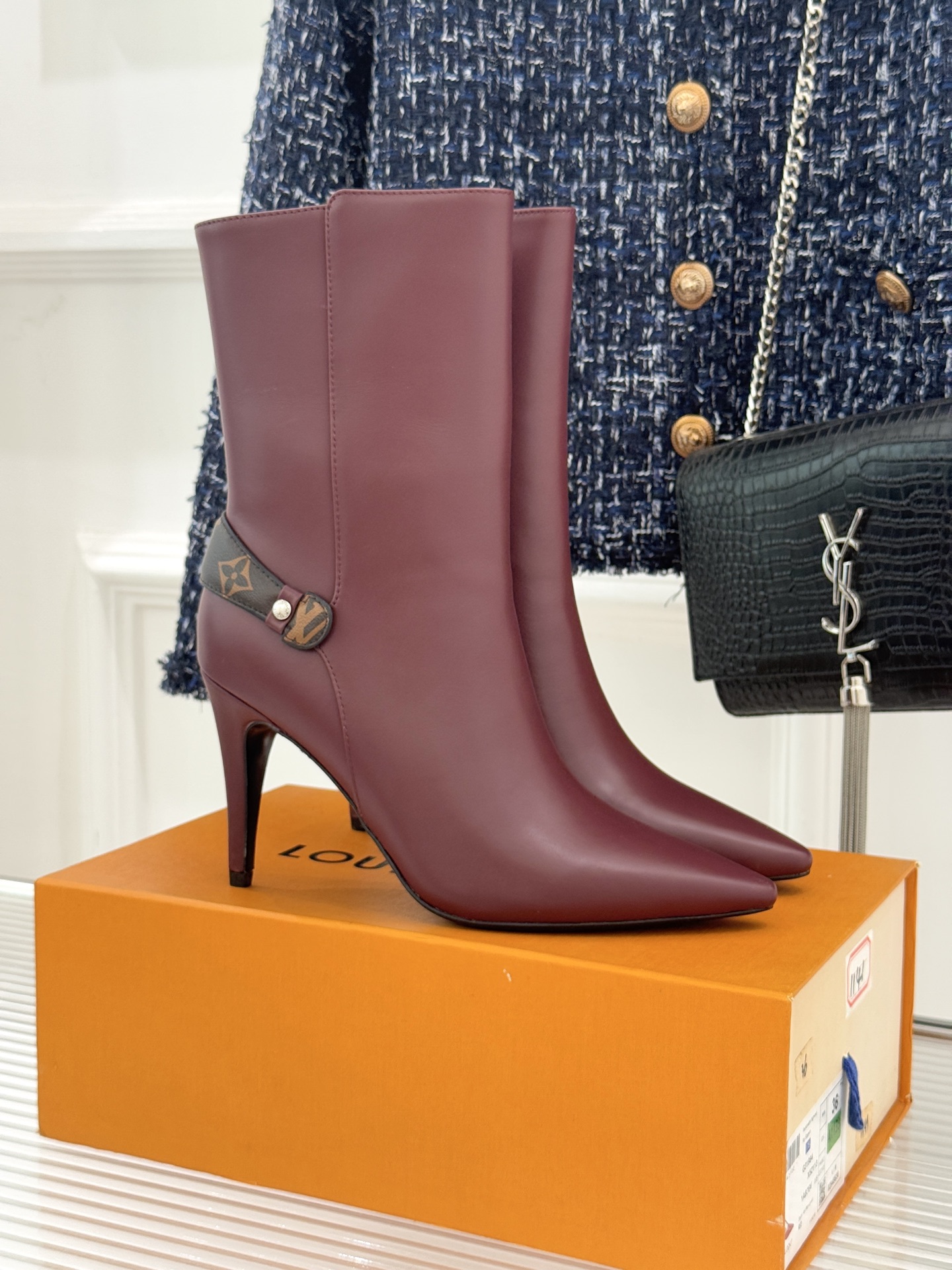 驴牌25WF秋冬新品老花皮带扣尖头高跟靴子系列感受先锋设计与经典格调的激情碰撞让足下生风 成为街头焦点。