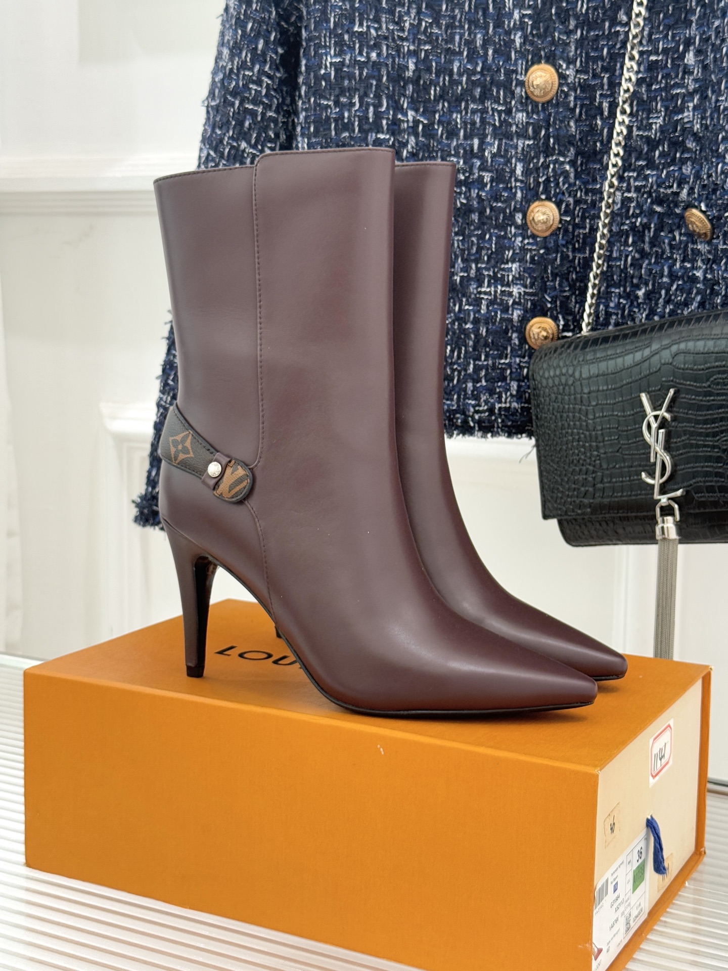 驴牌25WF秋冬新品老花皮带扣尖头高跟靴子系列感受先锋设计与经典格调的激情碰撞让足下生风 成为街头焦点。