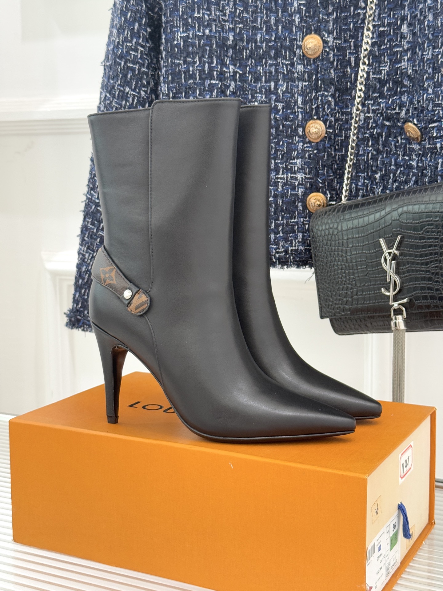 驴牌25WF秋冬新品老花皮带扣尖头高跟靴子系列感受先锋设计与经典格调的激情碰撞让足下生风 成为街头焦点。