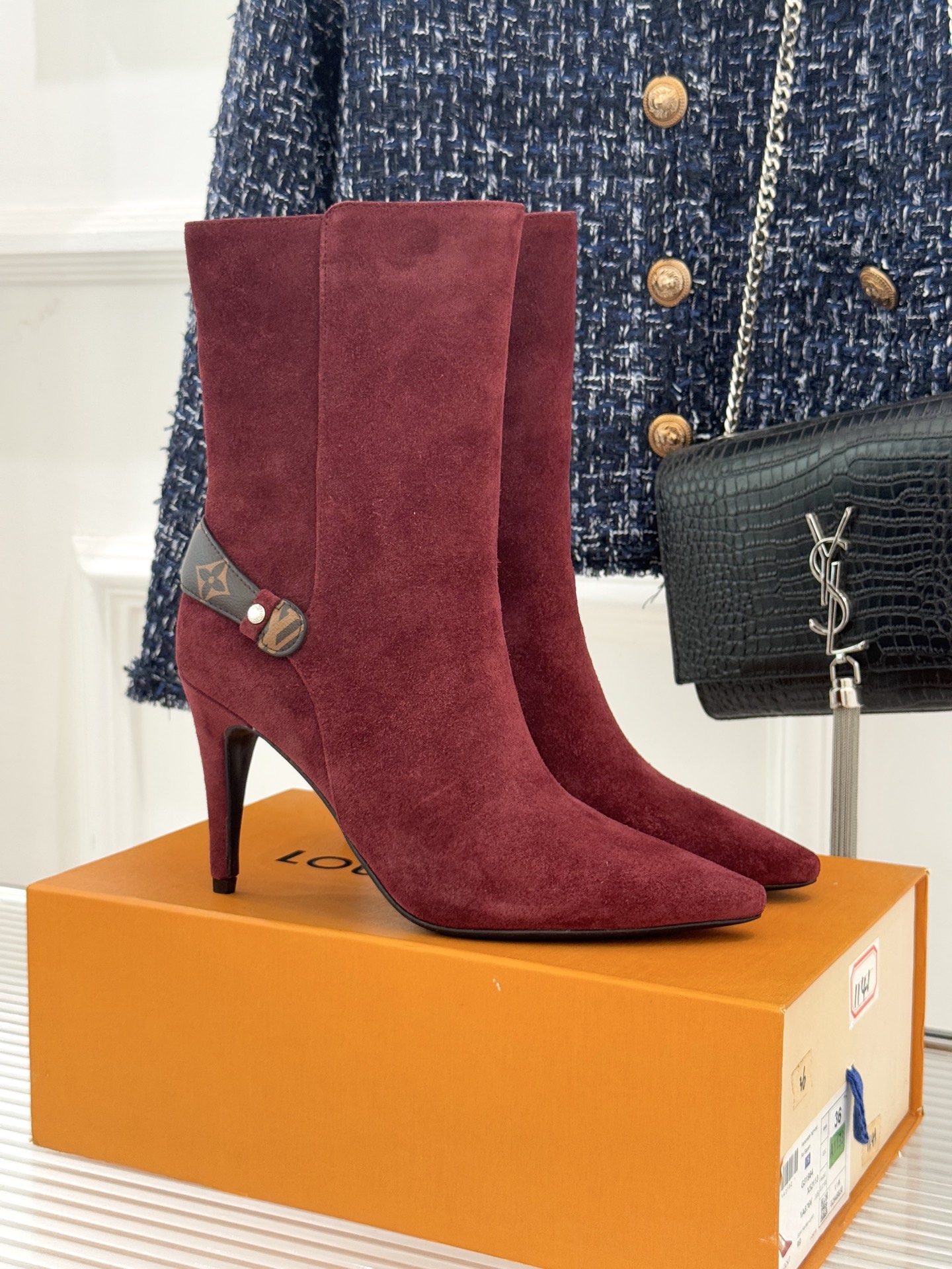 驴牌25WF秋冬新品老花皮带扣尖头高跟靴子系列感受先锋设计与经典格调的激情碰撞让足下生风 成为街头焦点。