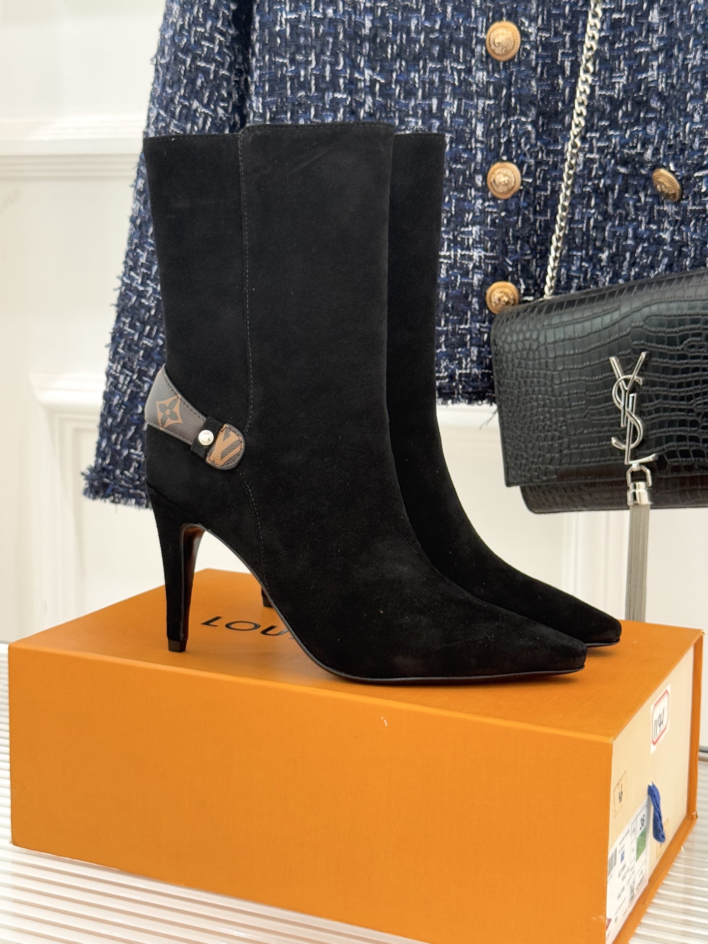 驴牌25WF秋冬新品老花皮带扣尖头高跟靴子系列感受先锋设计与经典格调的激情碰撞让足下生风 成为街头焦点。