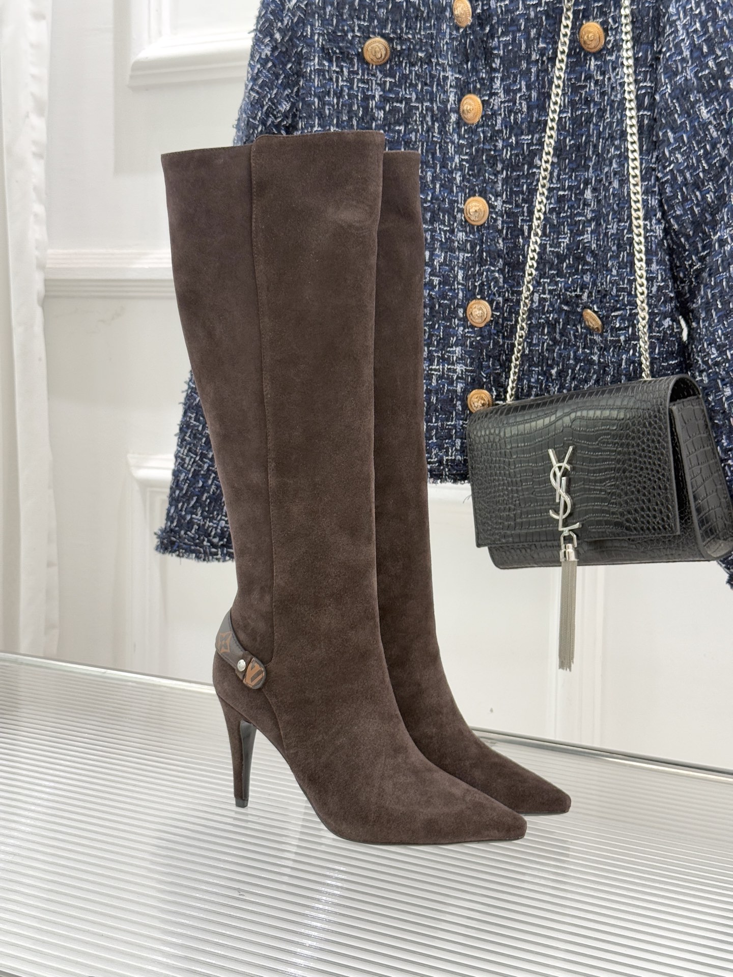 驴牌25WF秋冬新品老花皮带扣尖头高跟靴子系列感受先锋设计与经典格调的激情碰撞让足下生风 成为街头焦点。