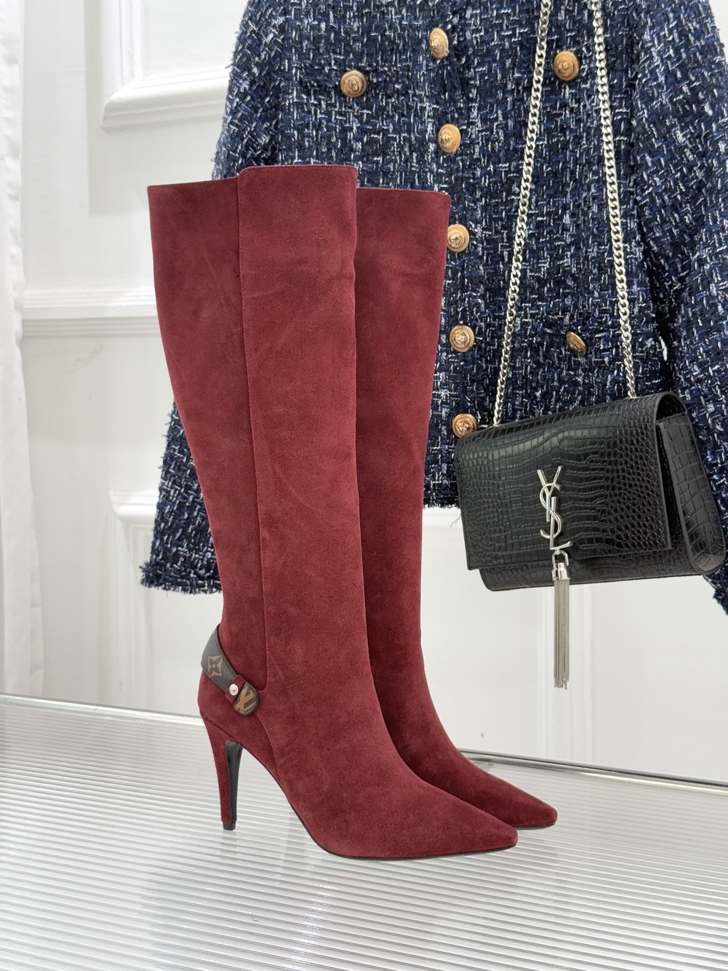 驴牌25WF秋冬新品老花皮带扣尖头高跟靴子系列感受先锋设计与经典格调的激情碰撞让足下生风 成为街头焦点。