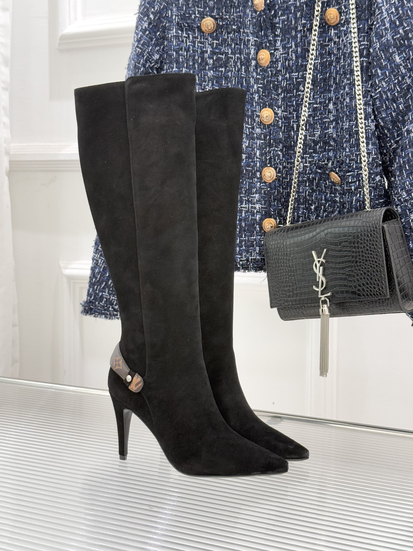 驴牌25WF秋冬新品老花皮带扣尖头高跟靴子系列感受先锋设计与经典格调的激情碰撞让足下生风 成为街头焦点。