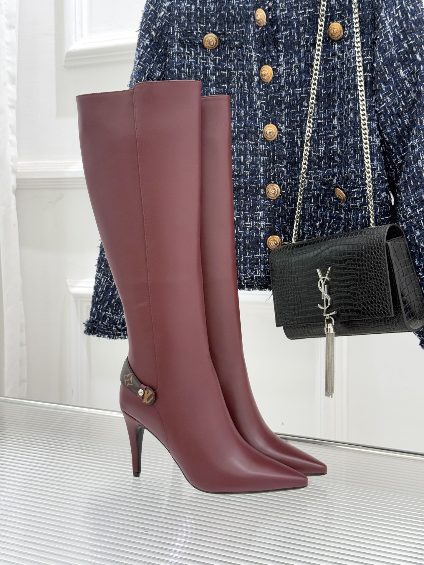 驴牌25WF秋冬新品老花皮带扣尖头高跟靴子系列感受先锋设计与经典格调的激情碰撞让足下生风 成为街头焦点。