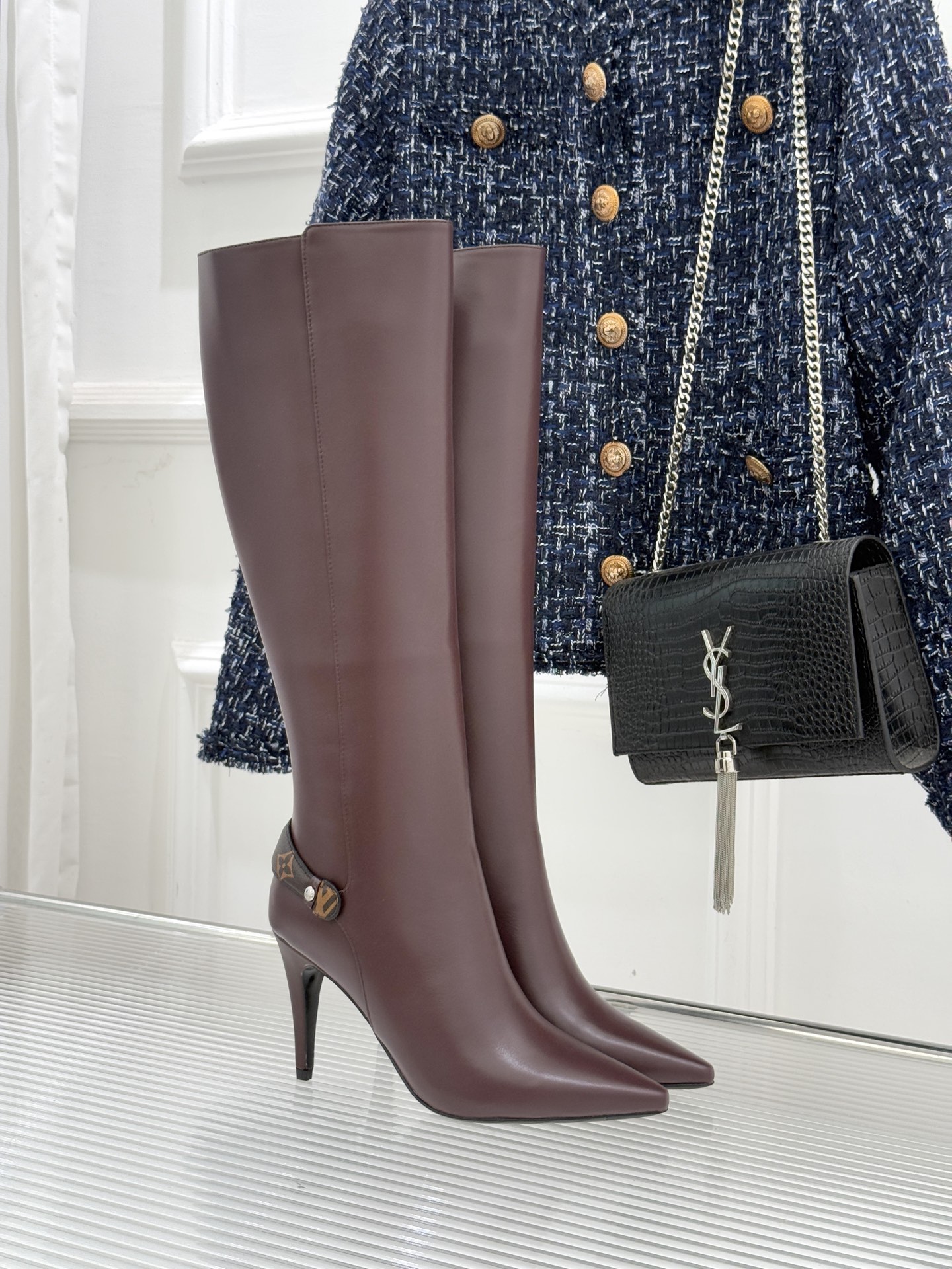 NO:562124,Short boots, long boots, donkey brand 25WF autumn and winter new presbyopic belt buckle pointed toe high heel boots series. Feel the passionate collision of avant-garde design and classic style, making your feet windy and becoming the focus of the street. The collision of classic presbyopic and modern fashion sparks. Each step reveals the brand heritage. The exquisite metal LV logo is embellished on it, showing luxury in a low-key manner and inadvertently showing extraordinary taste. The individual pointed toe design is neat and fashionable, perfectly elongating the leg line, giving you confidence and freedom when walking.  Approximately 8cm in height, it finds a perfect balance between elegance and comfort, allowing you to exude charm and full aura in every gesture. Pair it with slim jeans and a simple top to create a smart commuting style. Combined with a floral dress, it is an elegant and romantic French style. Wear it to a party and instantly become the focus of the audience.   The fabric is made of original customized leather, the inner pads are all sheepskin, the genuine leather outsole imported from Italy size35-39 (customized 40/41), boots, louis vuitton, louis vuitton, boots, skirts, jeans, sheepskin, Leather soles19860909短靴 长靴 驴牌25WF秋冬新品老花皮带扣尖头 高跟靴子系列 感受先锋设计与经典格调的激情碰撞 让足下生风 成为街头焦点. 经典老花与现代时尚碰撞出火花 每一步都踏出品牌底蕴. 精致金属LV标识点缀其上 低调中彰显奢华 不经意间展现非凡品味. 个性尖头设计 利落又时尚 完美拉长腿部线条 赋予你行走间的自信与洒脱. 约8cm高度 在优雅与舒适间找到绝妙平衡 让你在举手投足间散发迷人魅力 气场全开. 搭配修身牛仔裤和简约上衣 打造干练通勤风 与碎花连衣裙组合 就是优雅浪漫的法式风情 穿上它参加派对 瞬间成为全场焦点. 面料采用原版定制皮料 内里垫脚均为羊皮 意大利进口真皮大底 size35-39（40/41定制）,靴子,louis vuitton,louis vuitton,boots,skirts,jeans,sheepskin,Leather soles,Women's Shoes