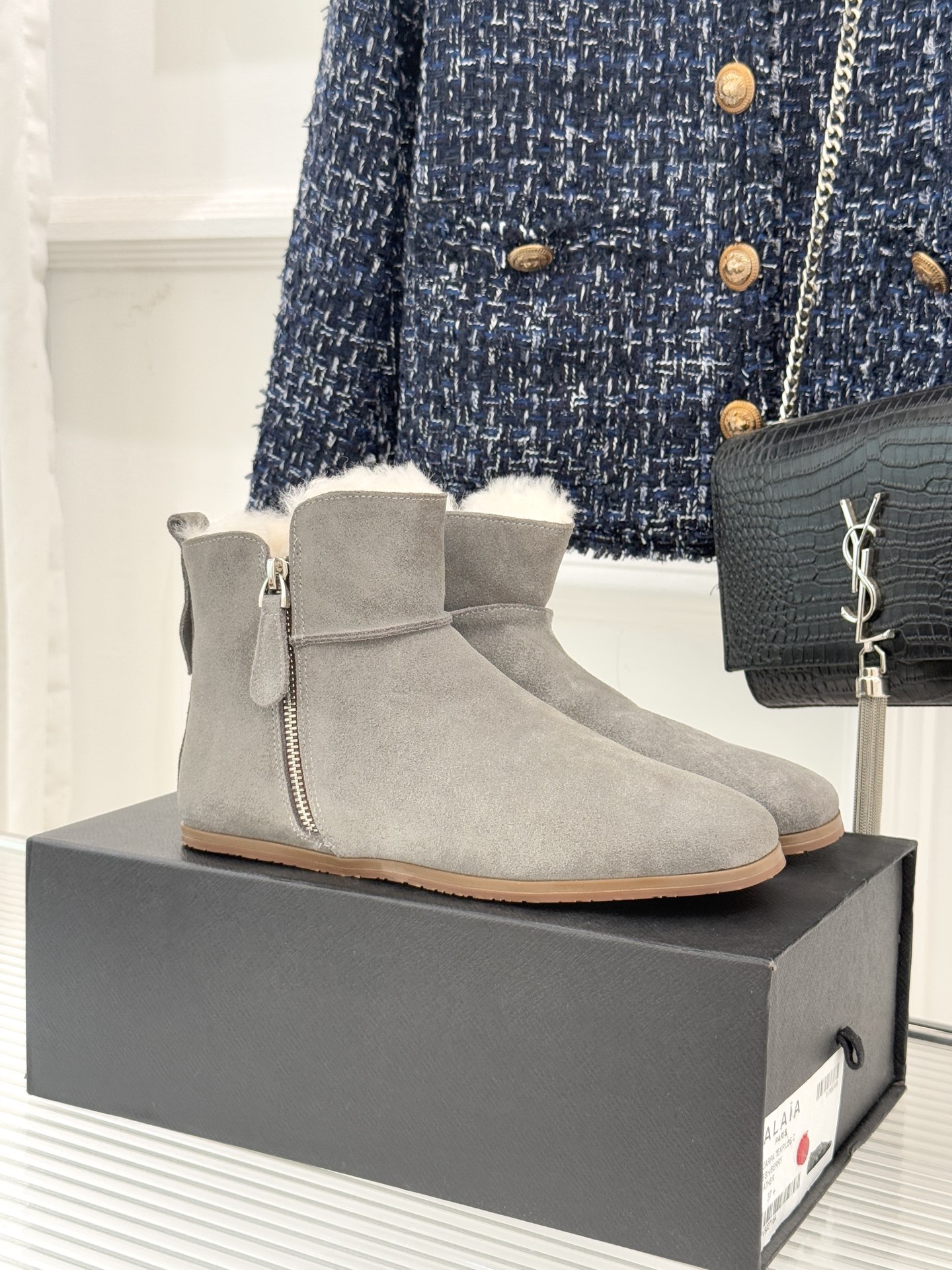 ALAIA｜阿莱亚25WF新品极简侧拉链复古雪地靴当建筑感工艺邂逅冬日暖意这款靴便成了寒冷季的风格答案是