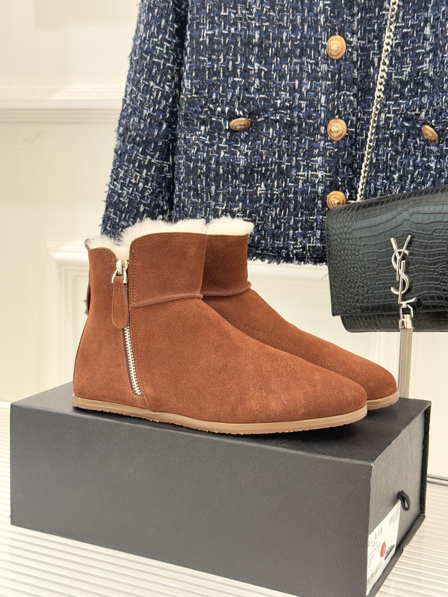 ALAIA｜阿莱亚25WF新品极简侧拉链复古雪地靴当建筑感工艺邂逅冬日暖意这款靴便成了寒冷季的风格答案是