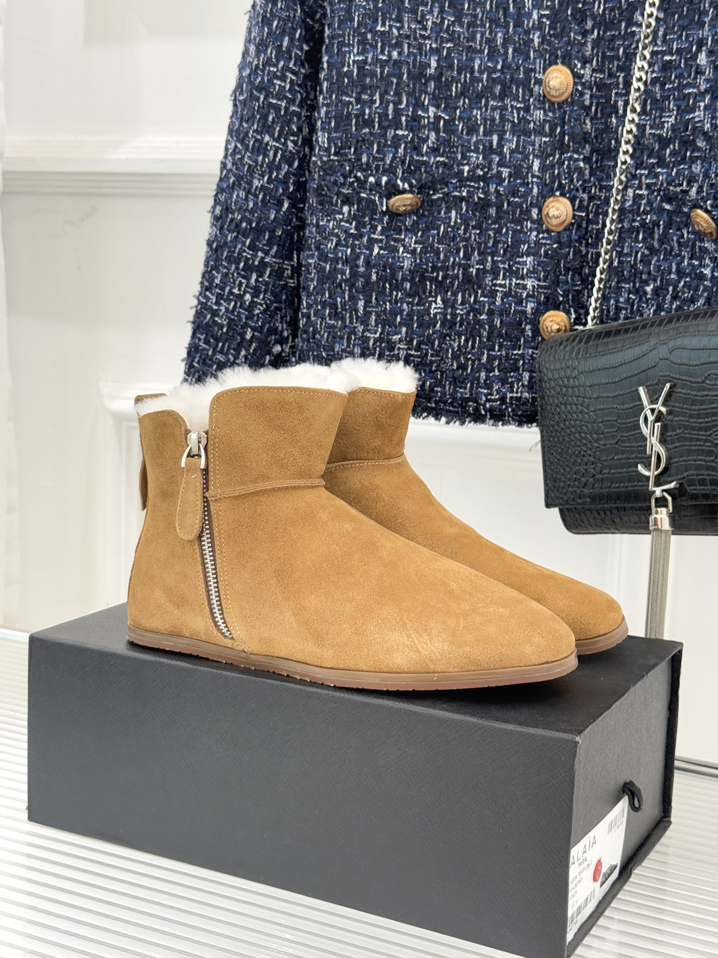 NO:564026,ALAIA｜Alaia 25WF new minimalist side zipper retro snow boots When architectural craftsmanship meets the warmth of winter, these boots become the style answer for the cold season. They are a perfect fusion of 'simple essence' and retro aesthetics. The boot body is carefully tailored with textured cowhide. The lines are as clean as a sculptural outline. Redundant decoration is abandoned. Only the neat side zipper is the visual focus. The interior is lined with fine custom-made imported wool that wraps the feet like a second layer of skin.  You can lock in the warmth without heavy socks. The boot shape fits the ankle but is not cramped, and always maintains a light posture when walking. The rubber outsole is made of Italian craftsmanship. The retro-colored upper is matched with neat stitching. It is the universal key to winter wear. Pair it with a woolen coat and high-waisted jeans. It is the lazy style in retro pictorials. Pair it with a knitted skirt and a leather jacket.   Interpret the collision of elegance and warmth. Wear casual sweatshirts and straight pants to show a casual and modern aura. From strolling on the street to daily commuting, it uses 'shelter-like wrapping' to make every step a style statement. size36-39 (customized 35/40/41/42), snow boots, alaia, boots, hoodie, sweatshirts, skirts, jeans, jackets & coats, cowhide, socks19860909ALAIA｜阿莱亚25WF新品极简侧拉链 复古雪地靴 当建筑感工艺邂逅冬日暖意 这款靴便成了寒冷季的风格答案 是「简约本质」与复古美学完美融合 靴身以质感牛皮悉心裁制 线条利落如雕塑轮廓 摒弃冗余装饰 仅以侧面利落拉链作为视觉焦点 内里铺陈细密定制进口羊毛 如第二层肌肤般包裹双脚 无需厚重袜子也能锁住暖意 靴型贴合脚踝却不局促 行走时始终保持轻盈姿态. 意大利工艺打造的橡胶大底 复古色调的鞋面搭配工整缝线 它是冬日穿搭的万能密钥 配毛呢大衣与高腰牛仔裤 是复古画报里的慵懒格调 搭针织裙与皮质外套 演绎优雅与温暖的碰撞 穿休闲卫衣与直筒裤 又显随性摩登气场 从街头漫步到日常通勤 它以「庇护般的包裹感」 让每一步都成为风格宣言. size36-39（35/40/41/42定制）,雪地靴,alaia,boots,hoodie,sweatshirts,skirts,jeans,jackets & coats,cowhide,socks,Women's Shoes