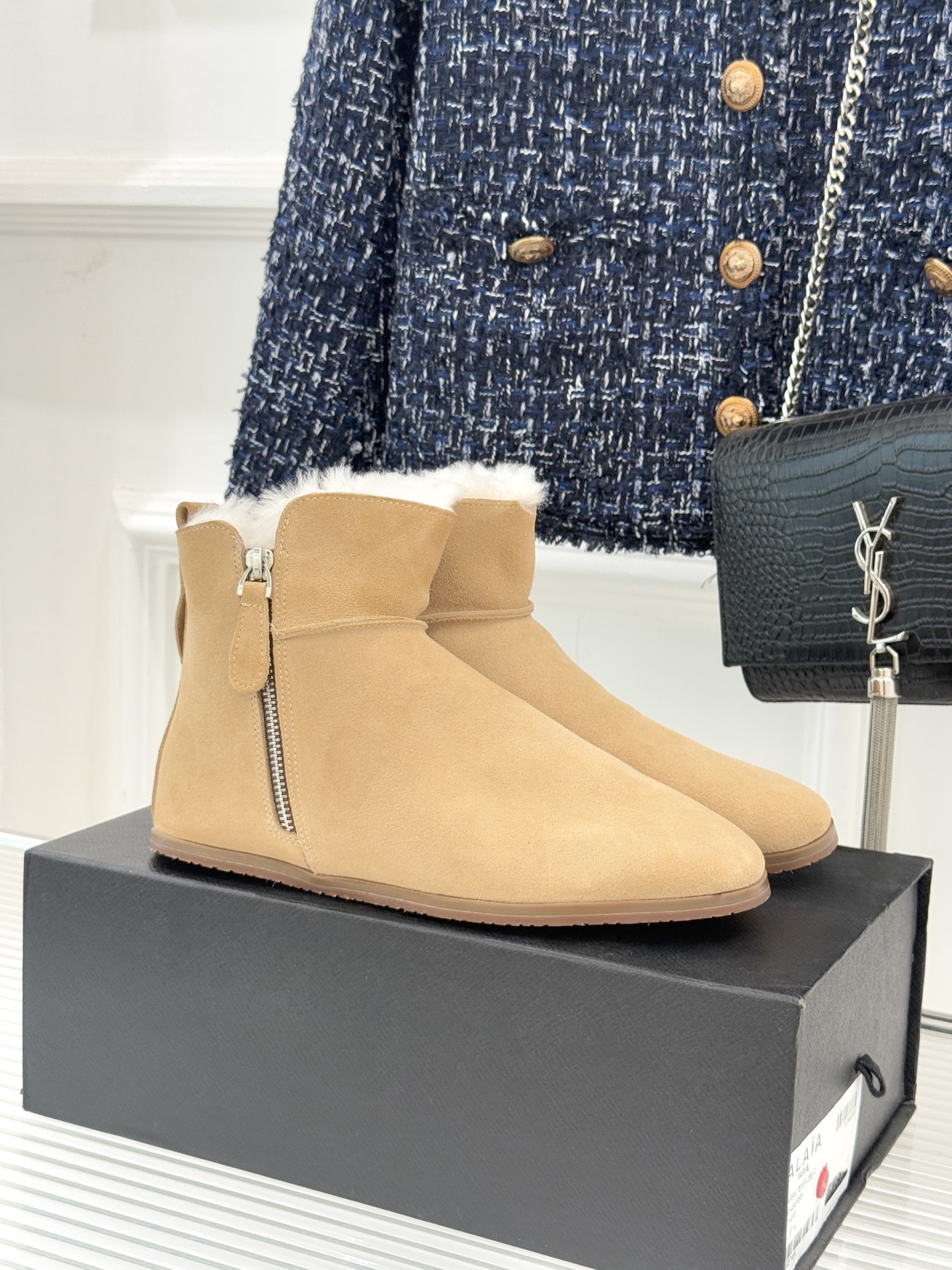 ALAIA｜阿莱亚25WF新品极简侧拉链复古雪地靴当建筑感工艺邂逅冬日暖意这款靴便成了寒冷季的风格答案是