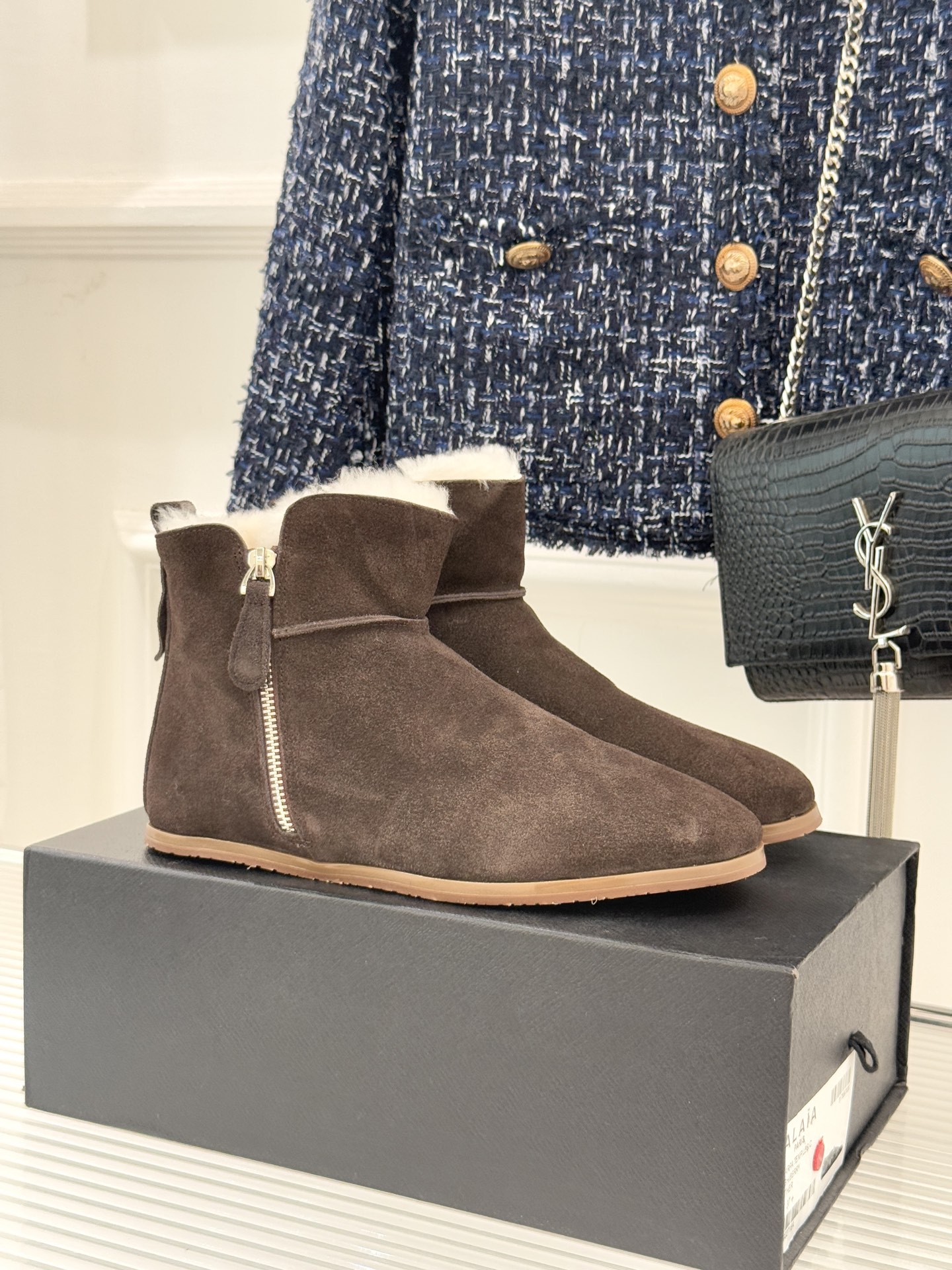 ALAIA｜阿莱亚25WF新品极简侧拉链复古雪地靴当建筑感工艺邂逅冬日暖意这款靴便成了寒冷季的风格答案是