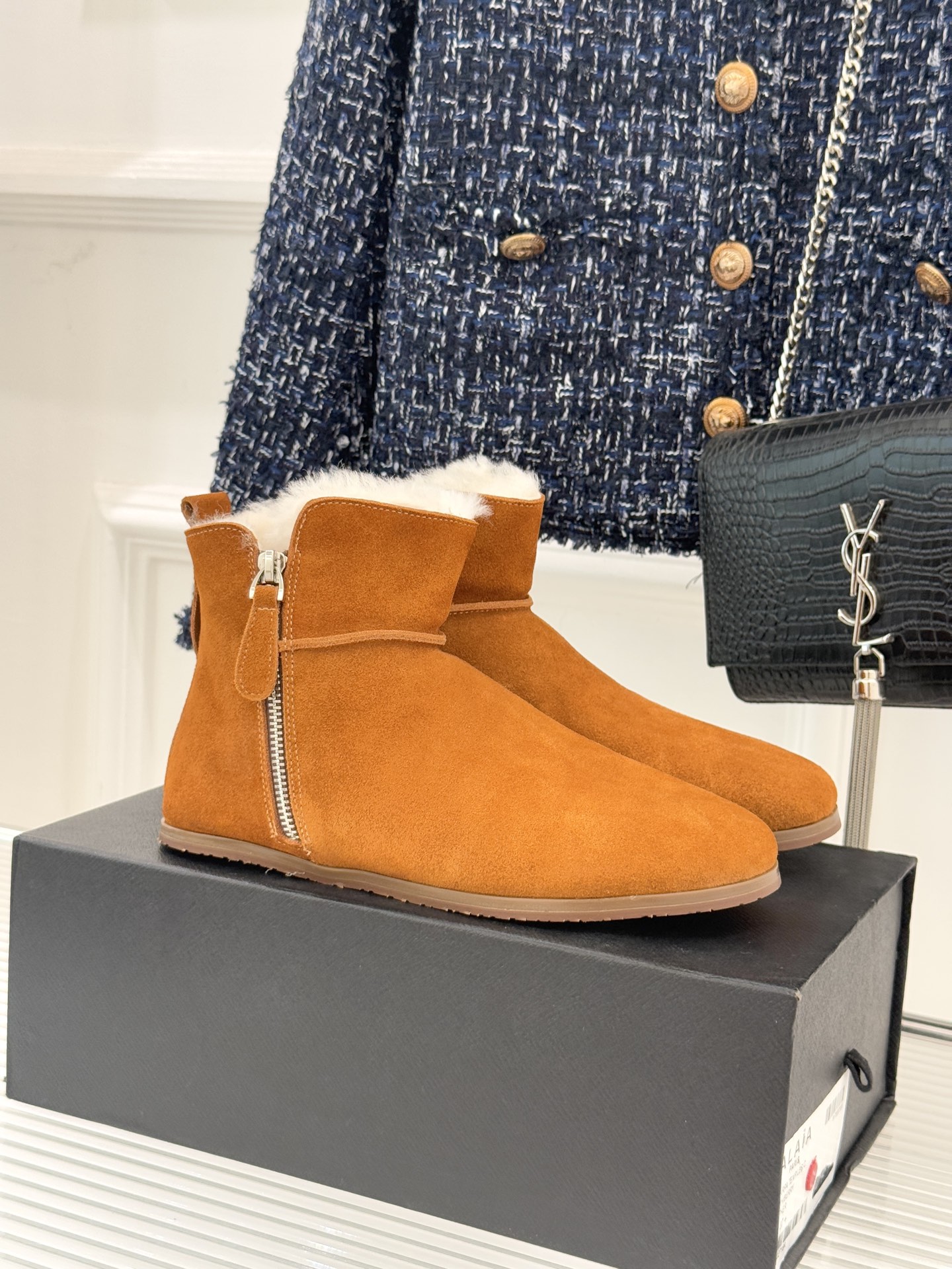 ALAIA｜阿莱亚25WF新品极简侧拉链复古雪地靴当建筑感工艺邂逅冬日暖意这款靴便成了寒冷季的风格答案是