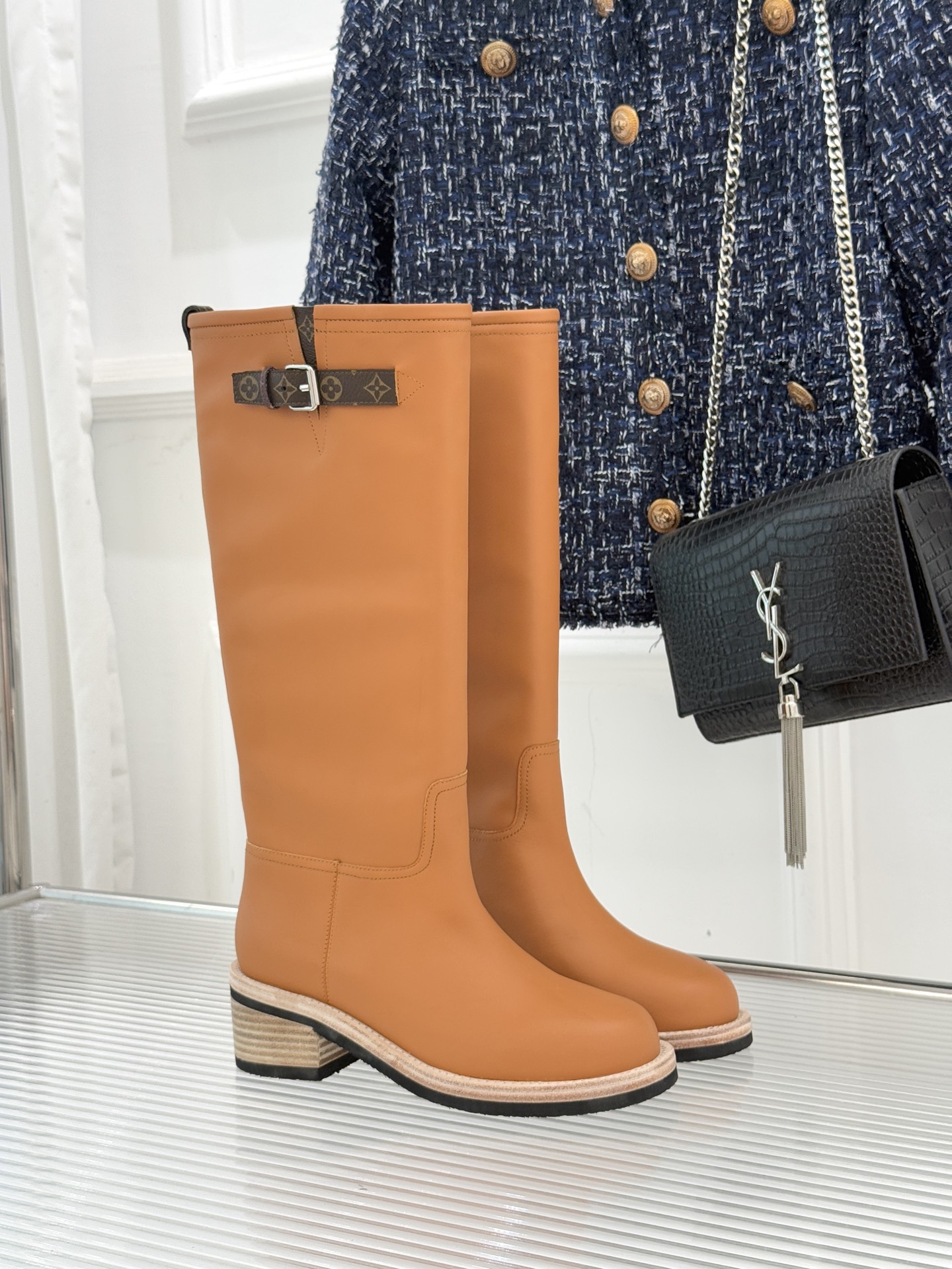 驴牌25WF秋冬新品老花皮带扣粗跟骑士靴长靴当骑士靴的飒爽风骨邂逅LV的经典密码这双长靴便成了秋冬的风格