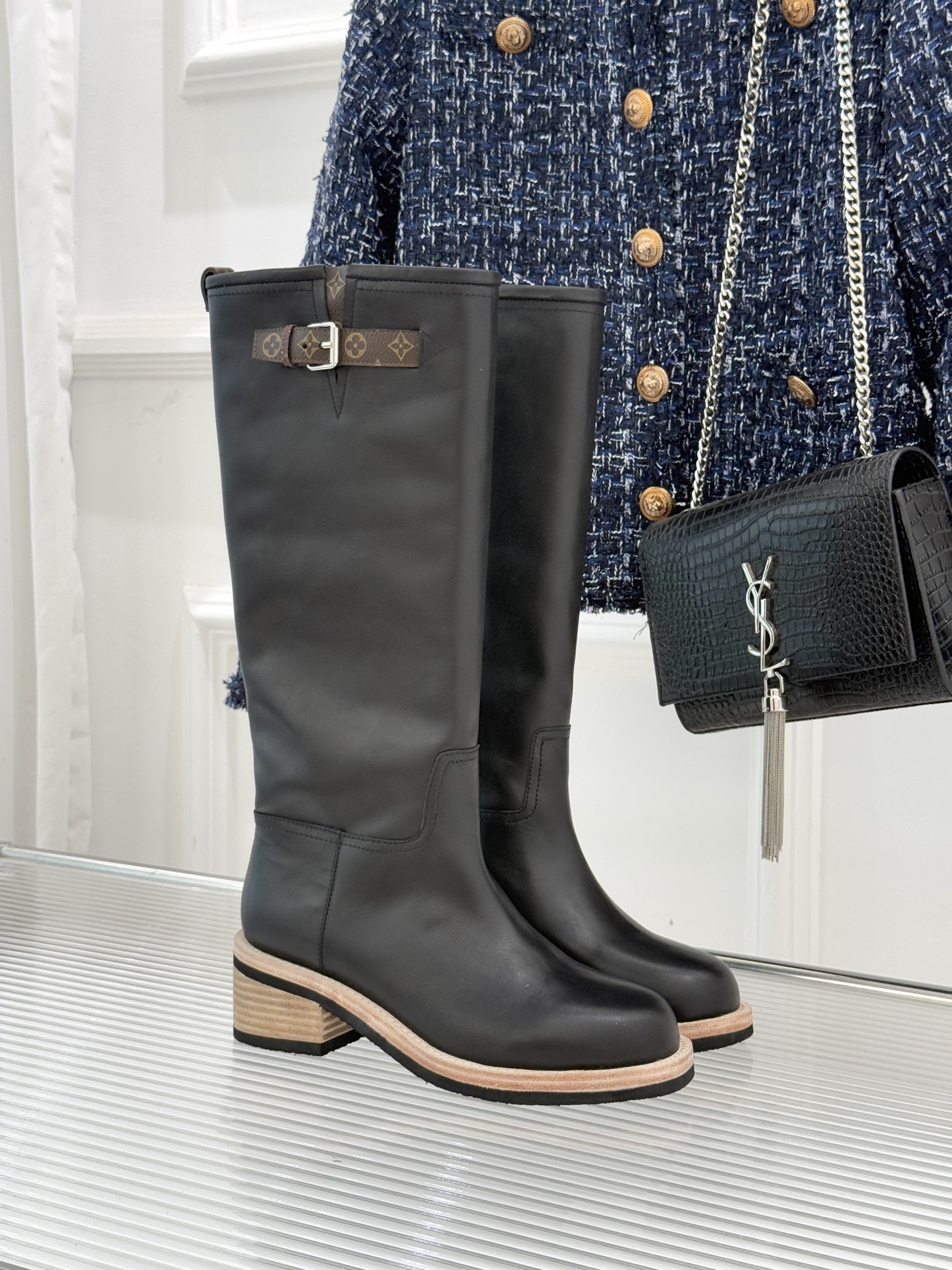 驴牌25WF秋冬新品老花皮带扣粗跟骑士靴长靴当骑士靴的飒爽风骨邂逅LV的经典密码这双长靴便成了秋冬的风格